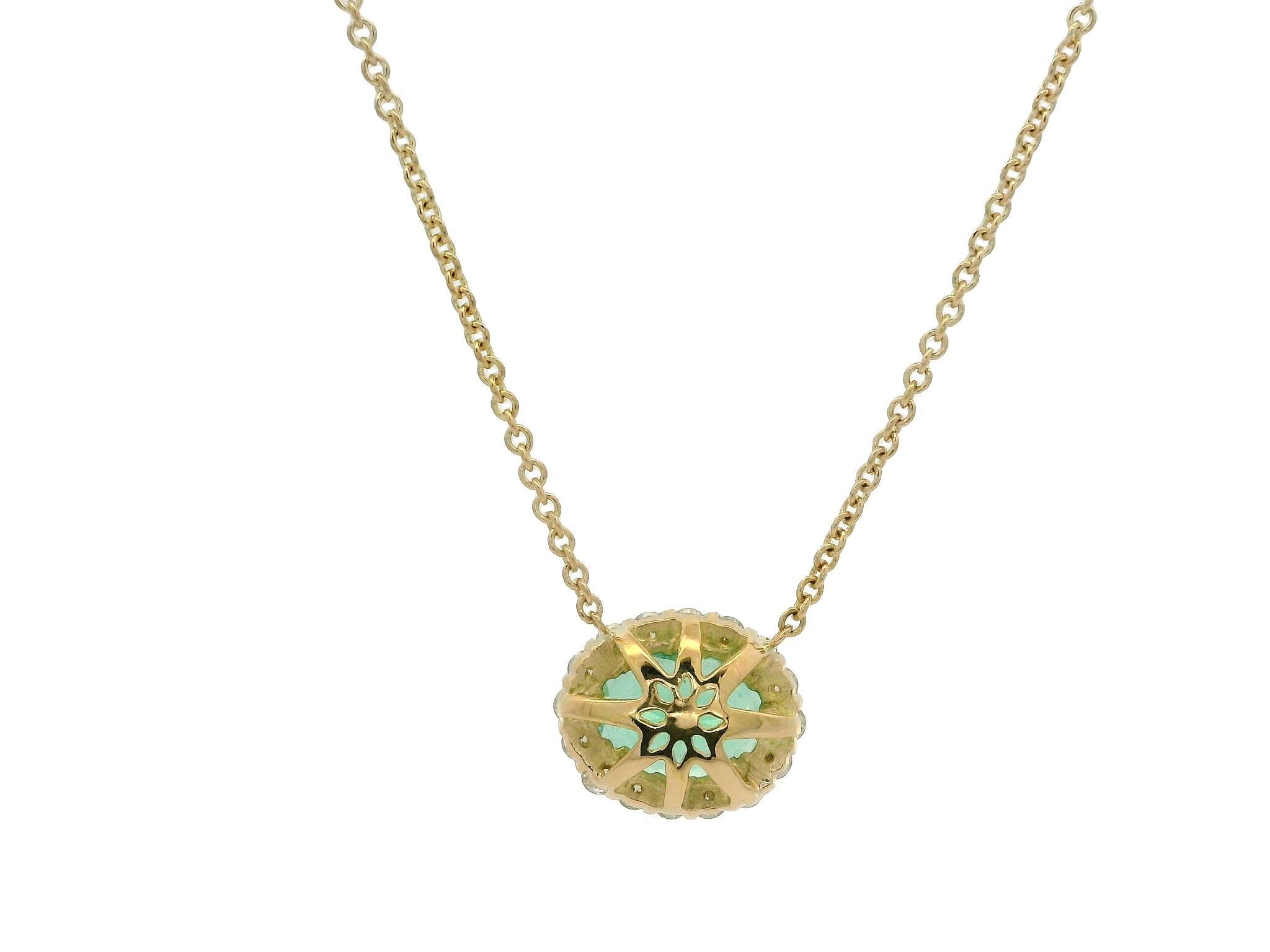 New 18k Gold 1.82ctw Oval Emerald w/ Diamond Halo Pendant Adjustable Necklace (Collana regolabile in oro 18k) In condizioni Nuovo in vendita a Montclair, NJ