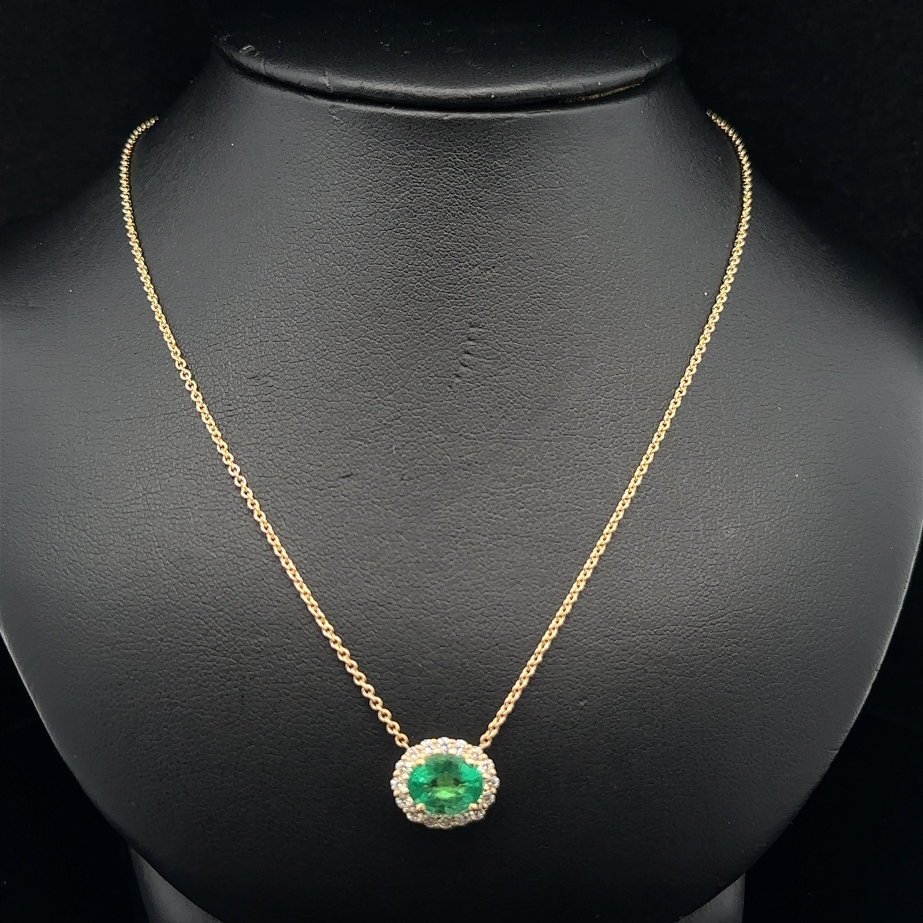 New 18k Gold 1.82ctw Oval Emerald w/ Diamond Halo Pendant Adjustable Necklace (Collana regolabile in oro 18k) in vendita 2