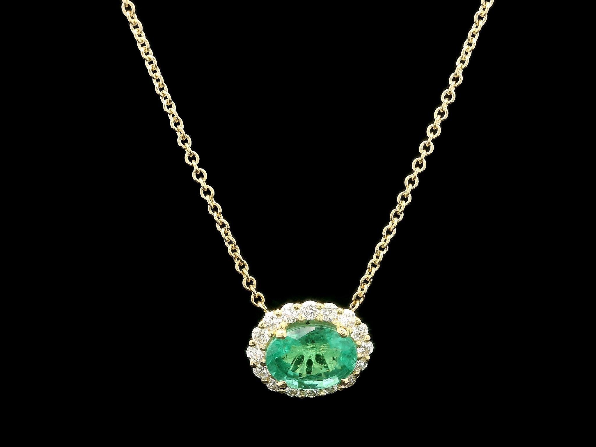 New 18k Gold 1.82ctw Oval Emerald w/ Diamond Halo Pendant Adjustable Necklace (Collana regolabile in oro 18k) in vendita 3