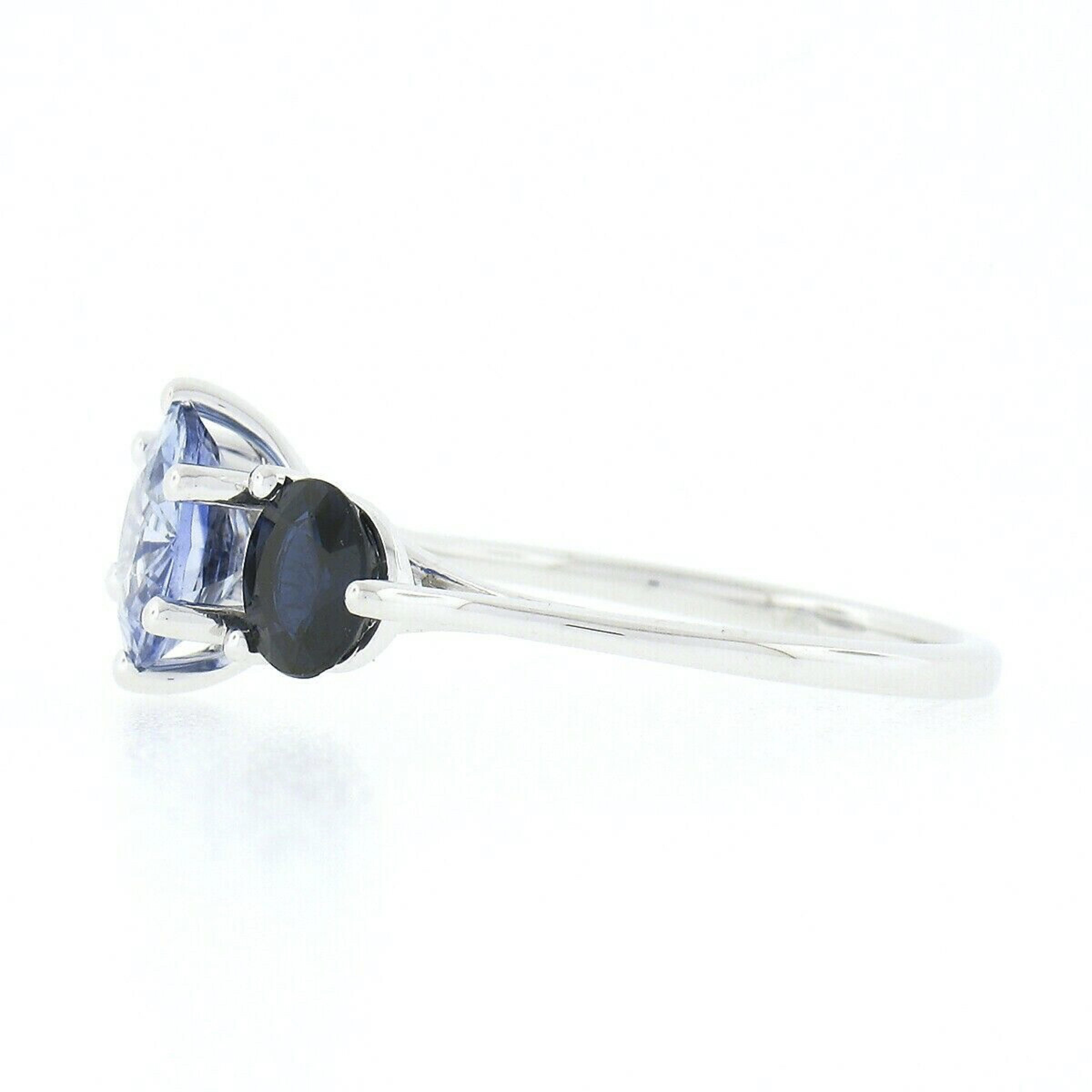 Round Cut New 18K Gold 2.75ctw GIA Round Ceylon Light & Dark Blue Sapphire 3 Stone Ring For Sale
