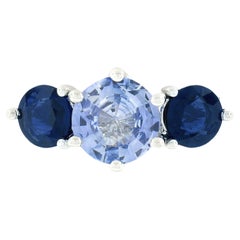 Bague à 3 pierres en or 18 carats avec saphir bleu clair et bleu foncé de Ceylan de 2,75 carats certifié par le GIA