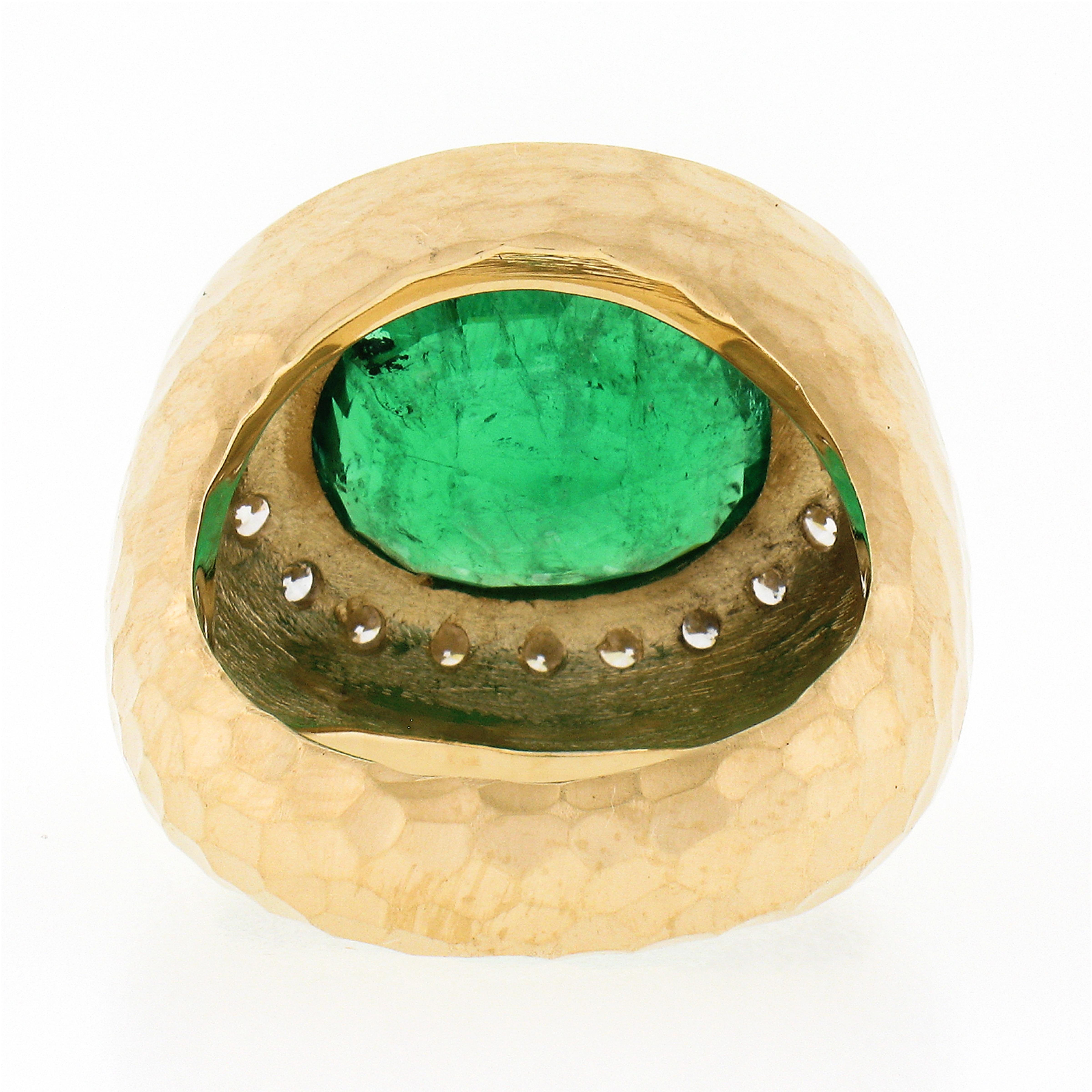 New 18k Gold 7.70ct GIA Oval Bezel Emerald & Diamond Hammered Wide Cocktail Ring en vente 2