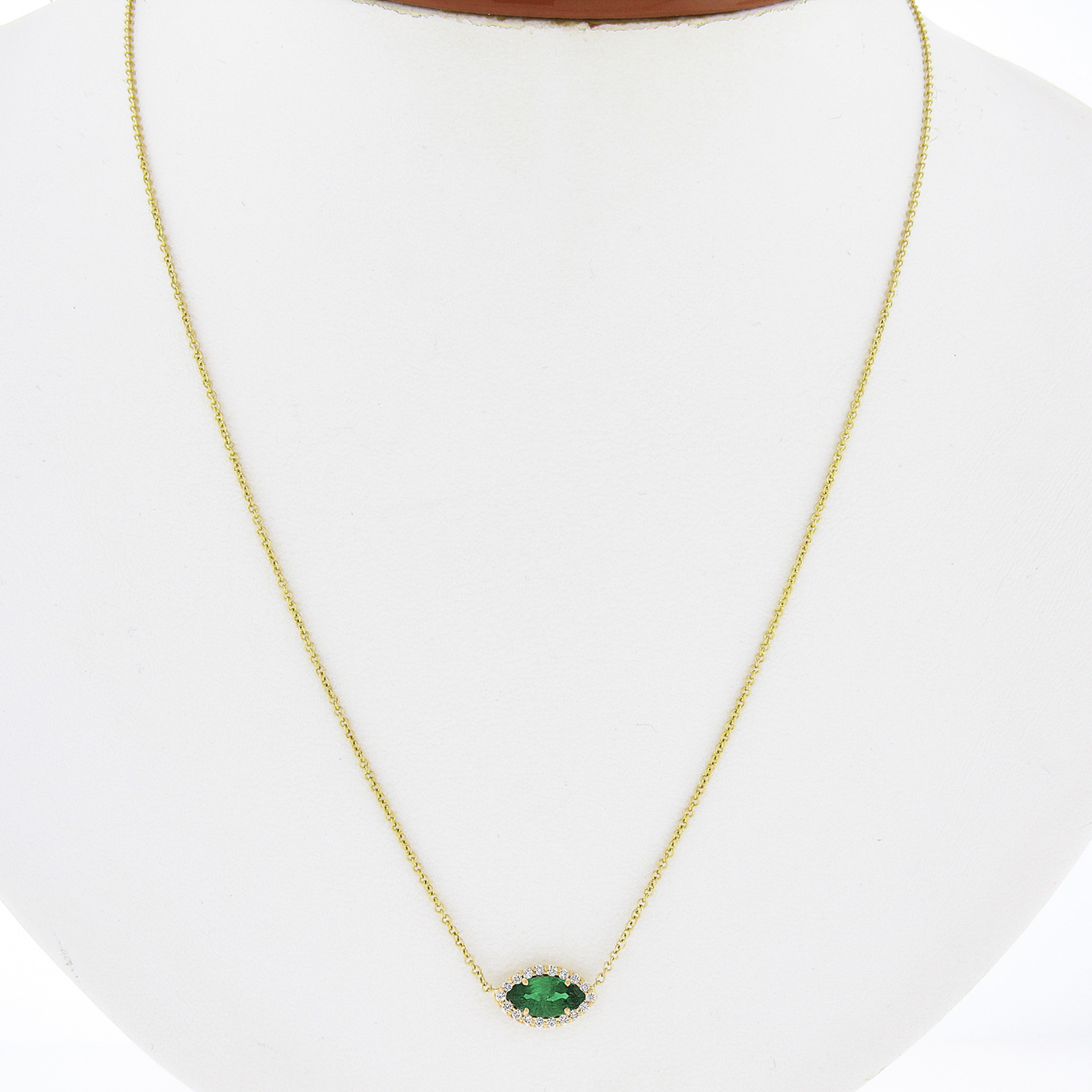 Nous avons ici un magnifique collier pendentif en émeraude et diamant, fait sur mesure et nouvellement fabriqué en or jaune massif 18k. Le solitaire en émeraude de très belle qualité est certifié GIA avec une taille marquise brillante, affichant la