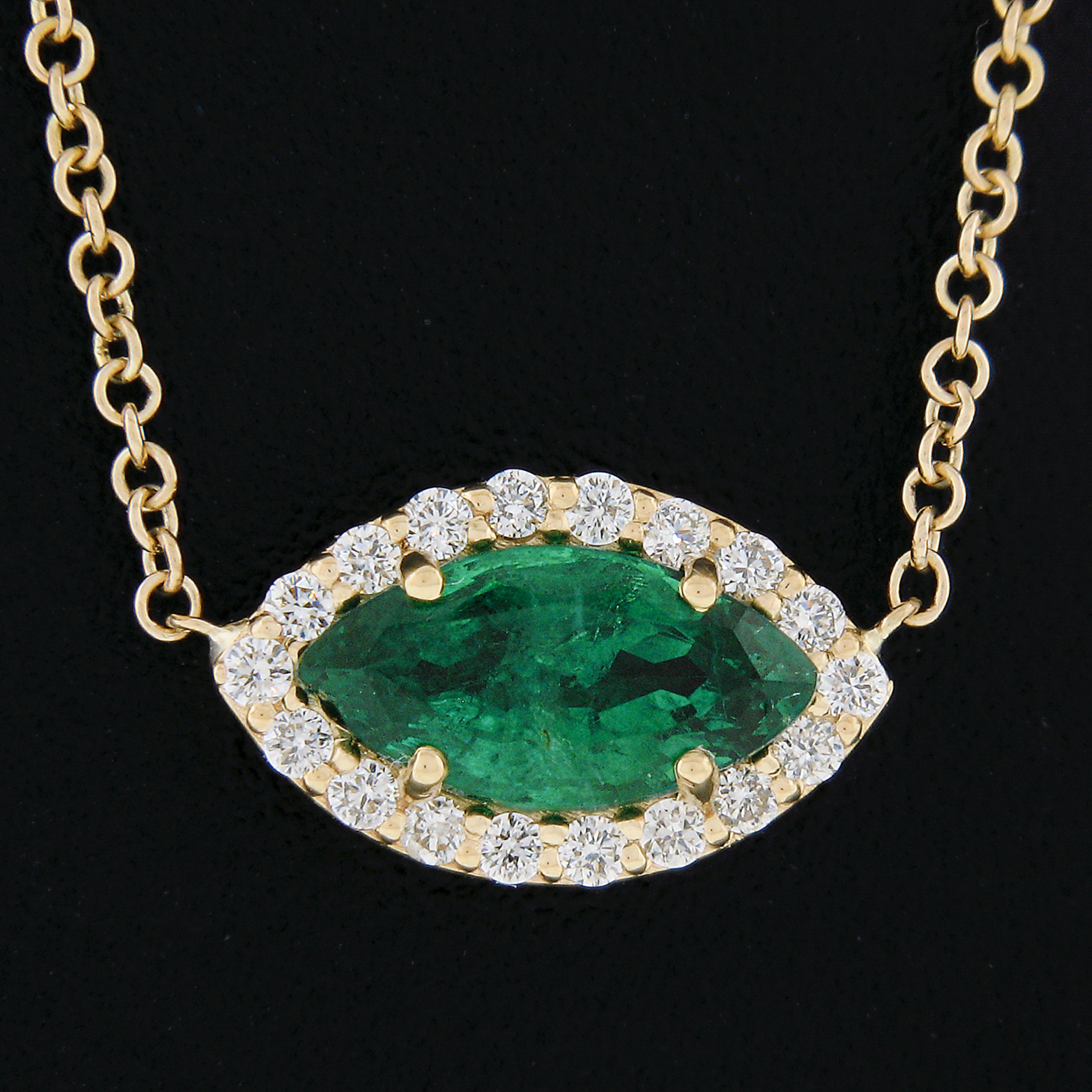 Taille Marquise NEW Collier pendentif Halo en or 18k avec diamant solitaire et émeraude Marquise GIA de .78ct en vente