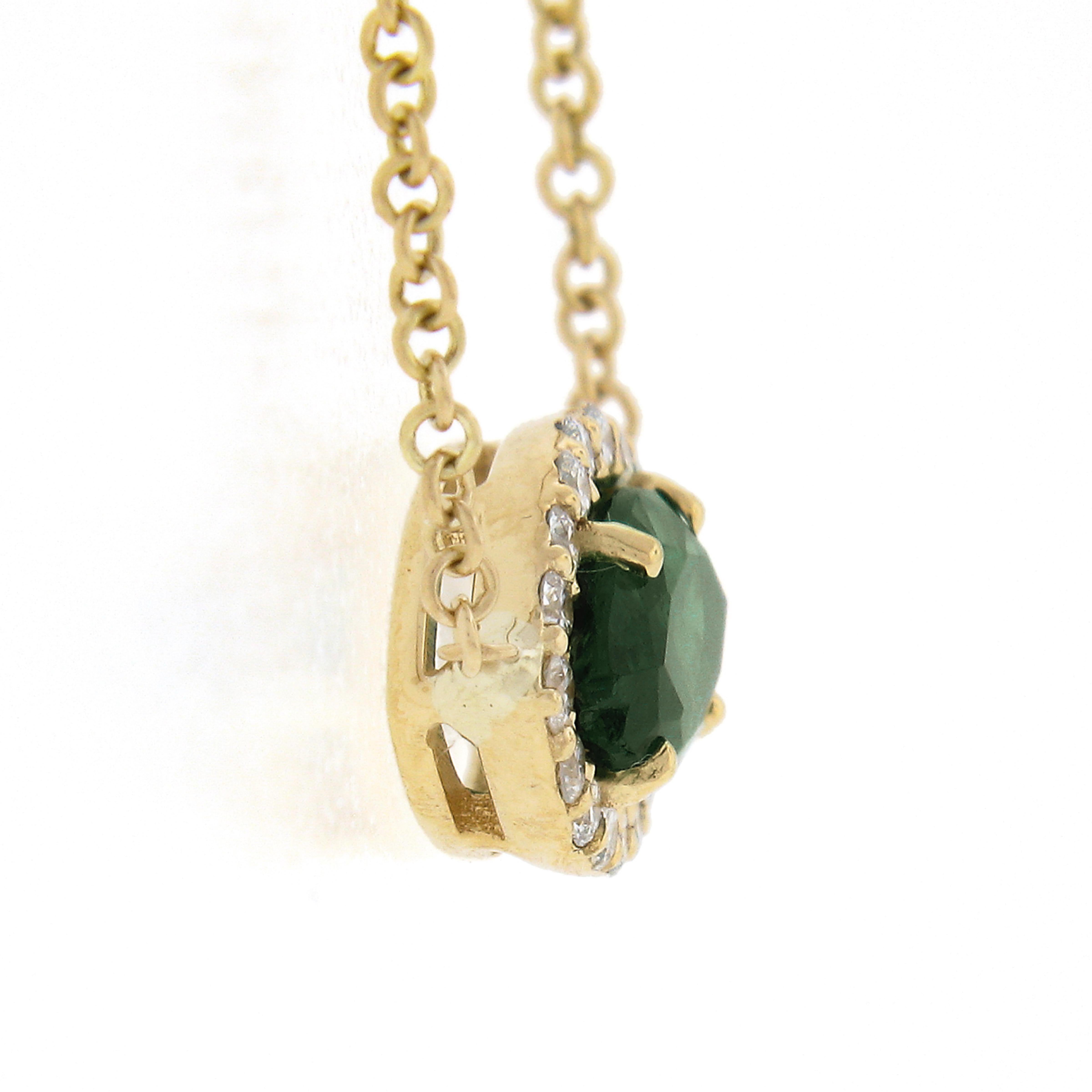 NEW Collier pendentif Halo en or 18k avec diamant solitaire et émeraude Marquise GIA de .78ct Pour femmes en vente