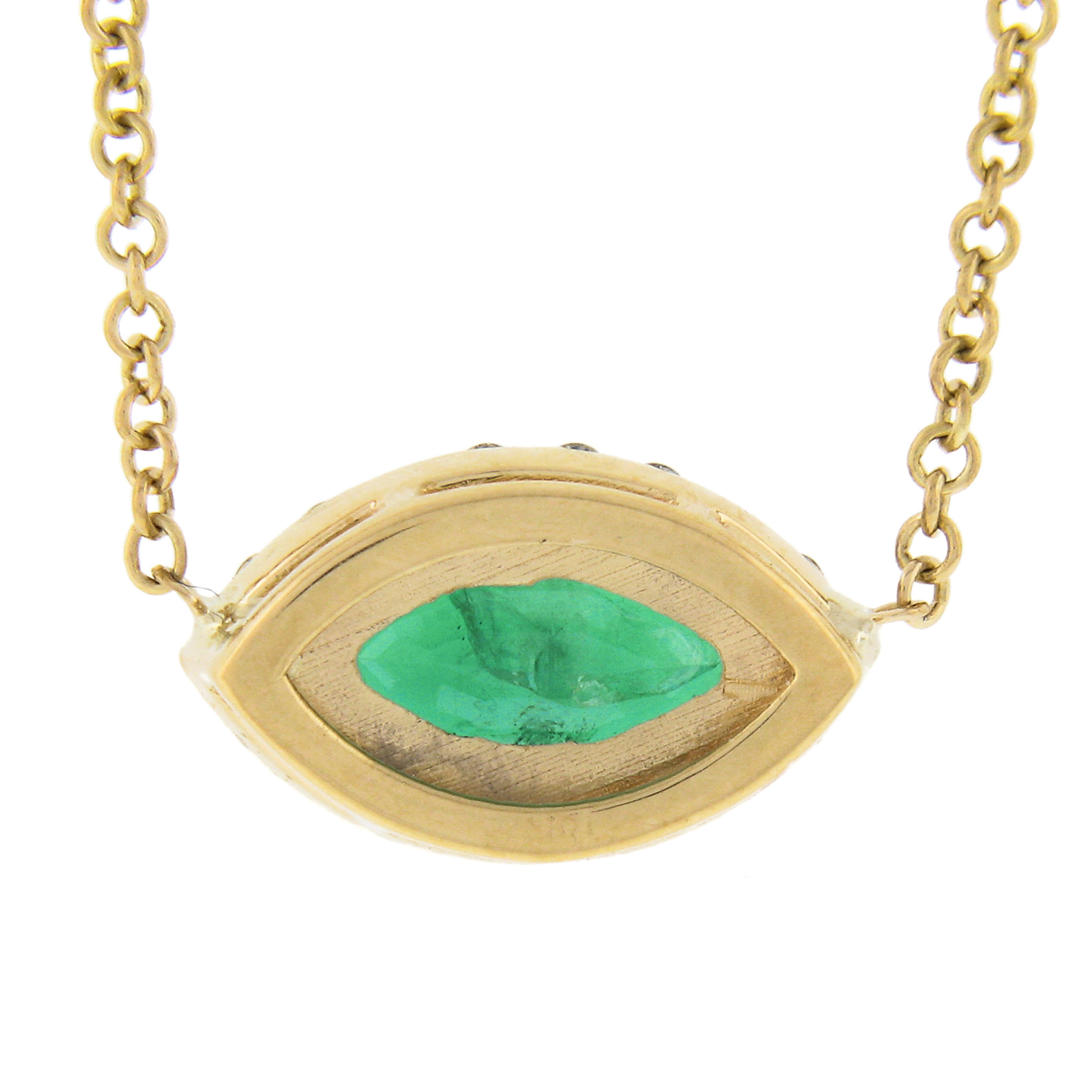 NEW Collier pendentif Halo en or 18k avec diamant solitaire et émeraude Marquise GIA de .78ct en vente 2
