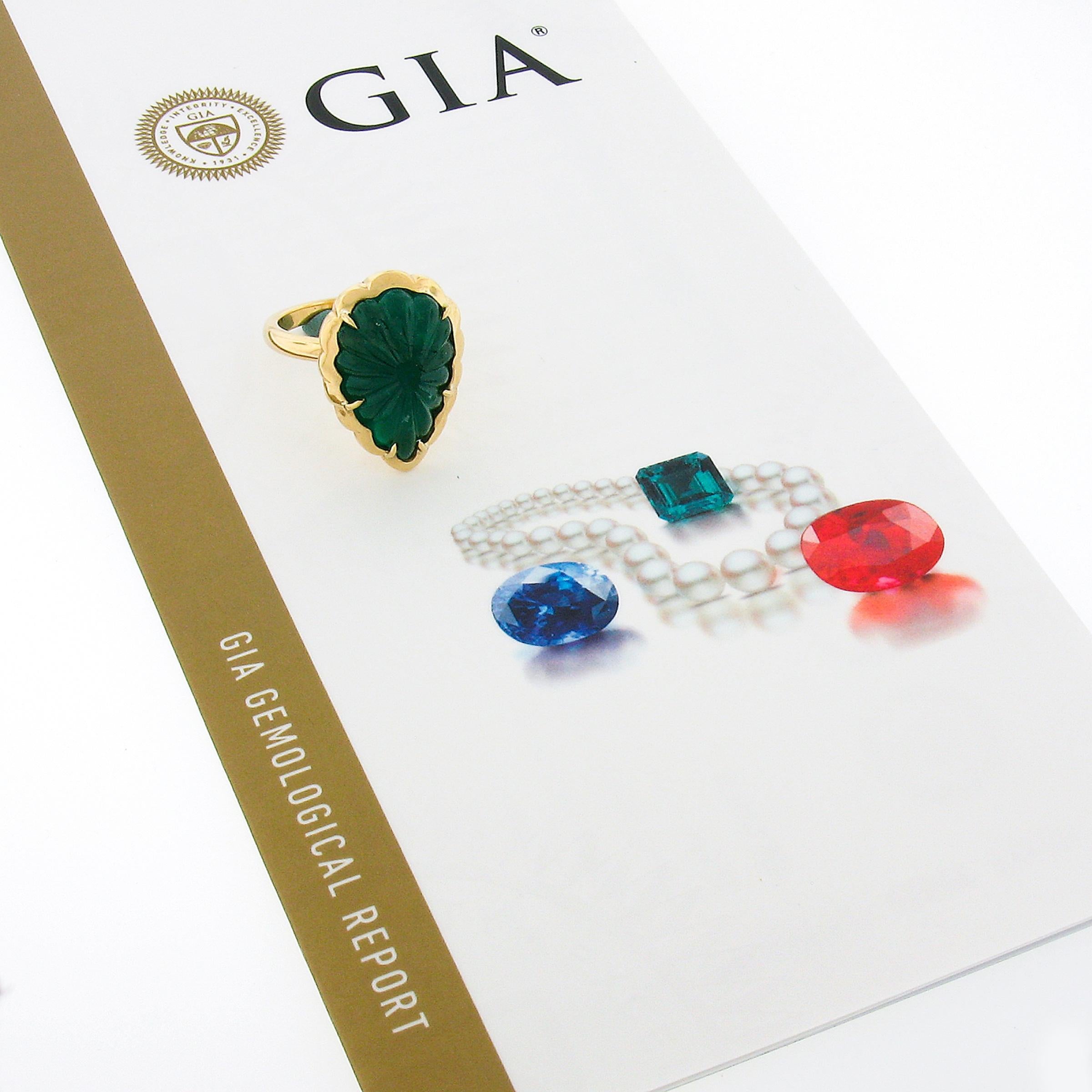 Diese einzigartige benutzerdefinierte Smaragd-Cocktail-Ring ist sehr gut in massivem 18 Karat Gelbgold gefertigt und verfügt über eine wunderschöne, GIA zertifiziert, natürliche Smaragd Stein, der ordentlich in der Mitte eines gewellten Einstellung,