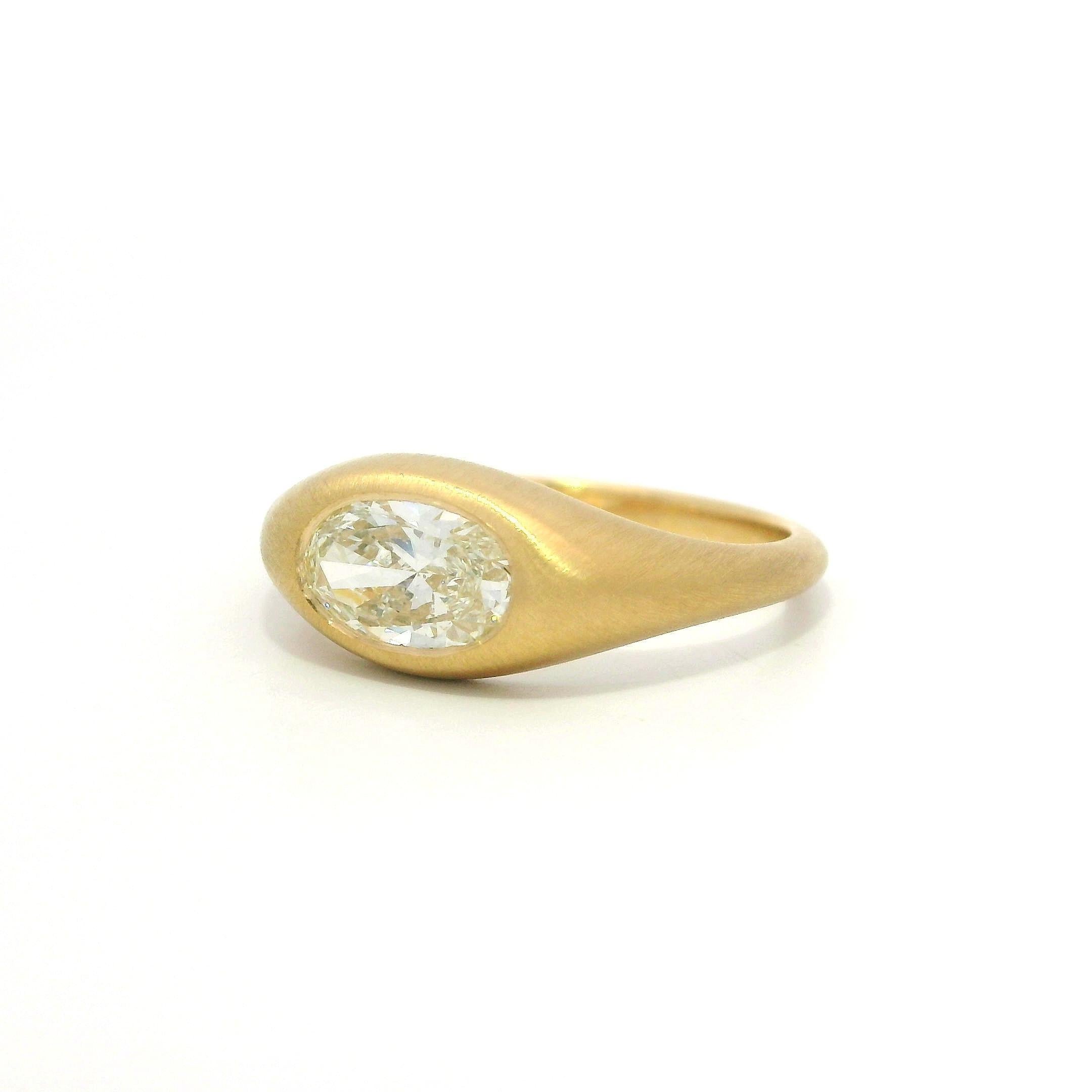 New 18k Gold GIA 1.01ct Oval Diamond Solitaire Brushed Low Profile Band Ring For Sale 2