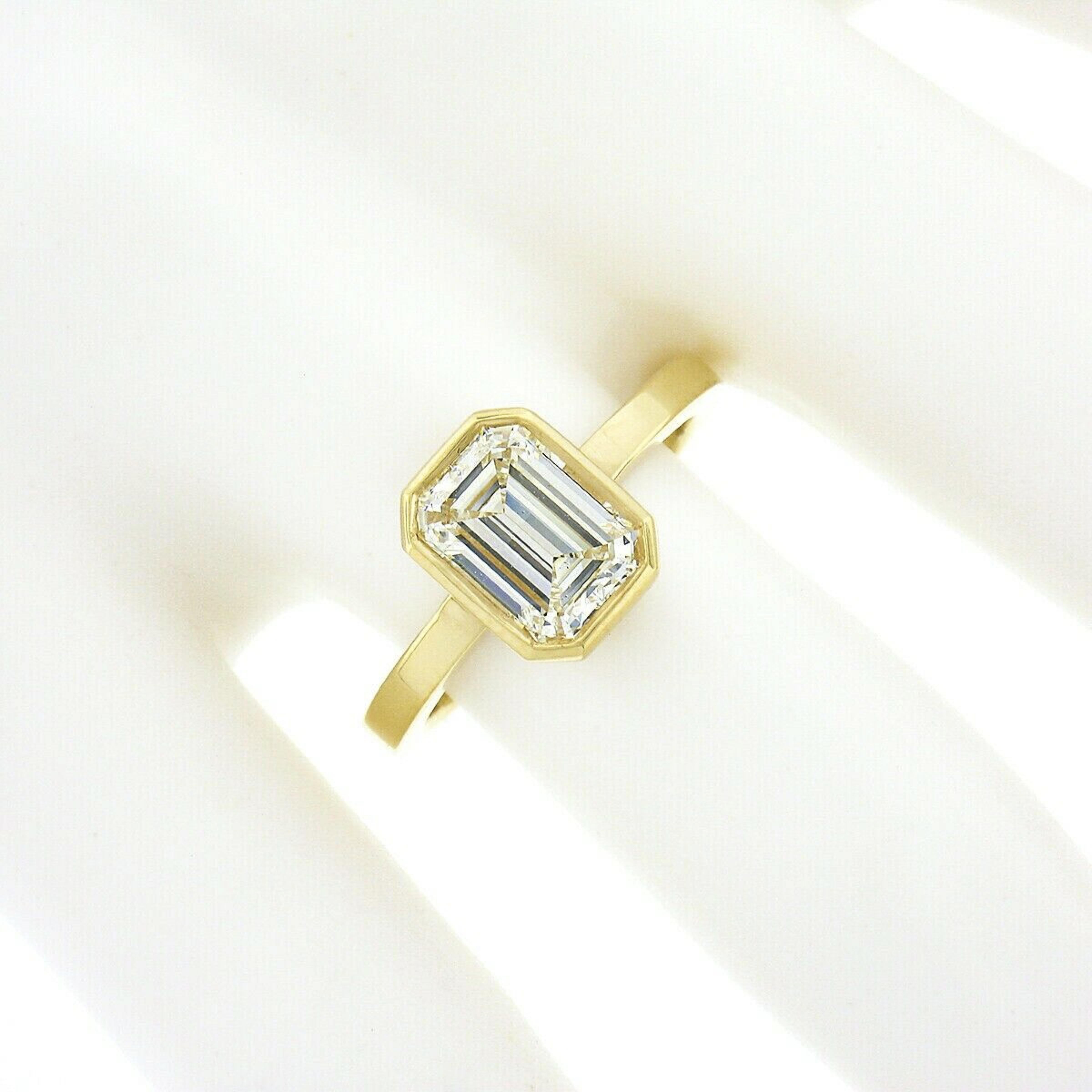 Neuer 18 Karat Gold GIA 1,80 Karat Smaragdschliff Diamant Solitär Verlobungsring mit Lünette im Zustand „Neu“ in Montclair, NJ