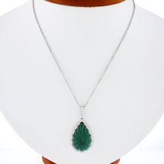 Neuer 18 Karat Gold GIA geschnitzter birnenförmiger Cabochon Smaragd-Diamant-Anhänger & Kette mit Wellenschliff
