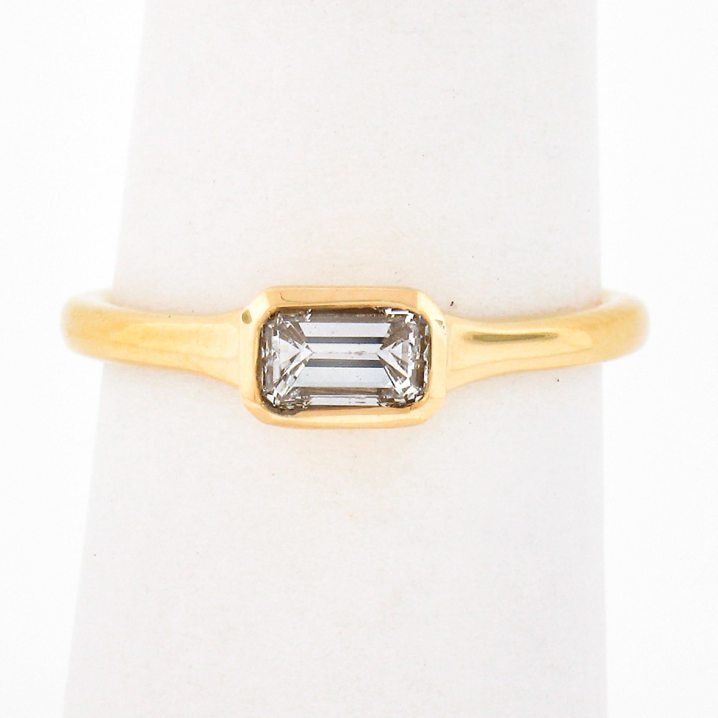 Taille émeraude NEW 18k Gold GIA Emerald Cut Sideways Bezel Diamond Solitaire Engagement Ring en vente