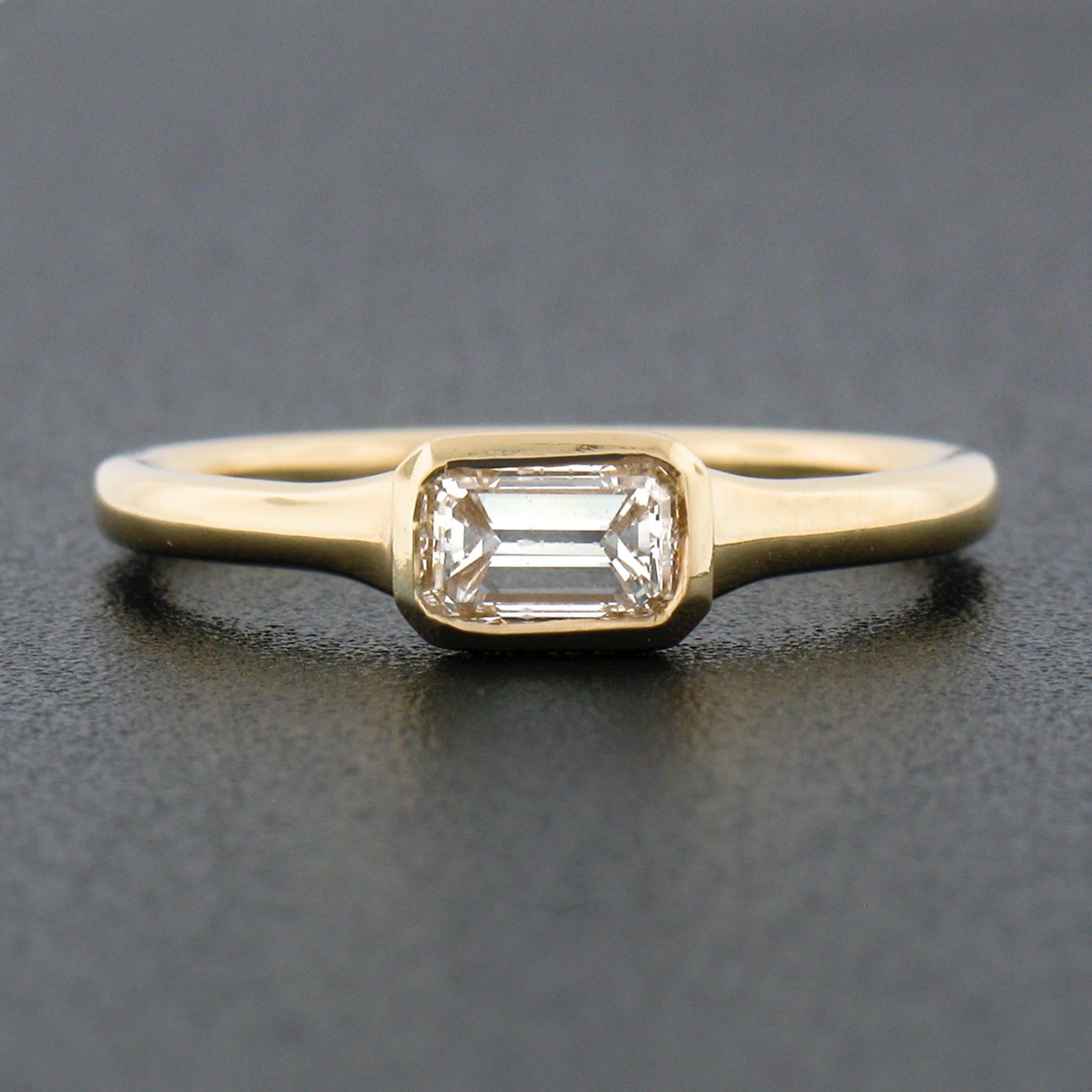 NEW 18k Gold GIA Emerald Cut Sideways Bezel Diamond Solitaire Engagement Ring Pour femmes en vente