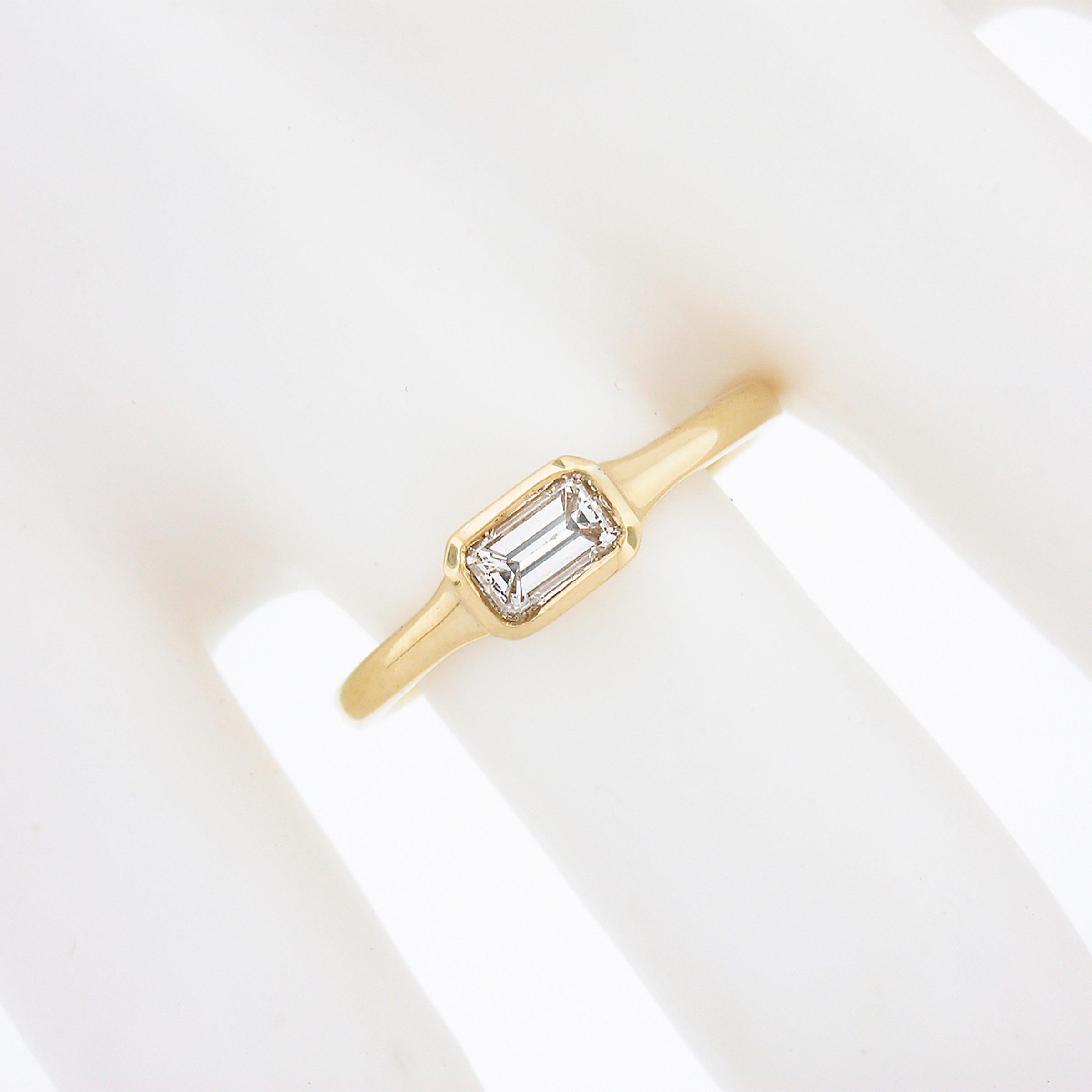 NEW 18k Gold GIA Emerald Cut Sideways Bezel Diamond Solitaire Engagement Ring en vente 1