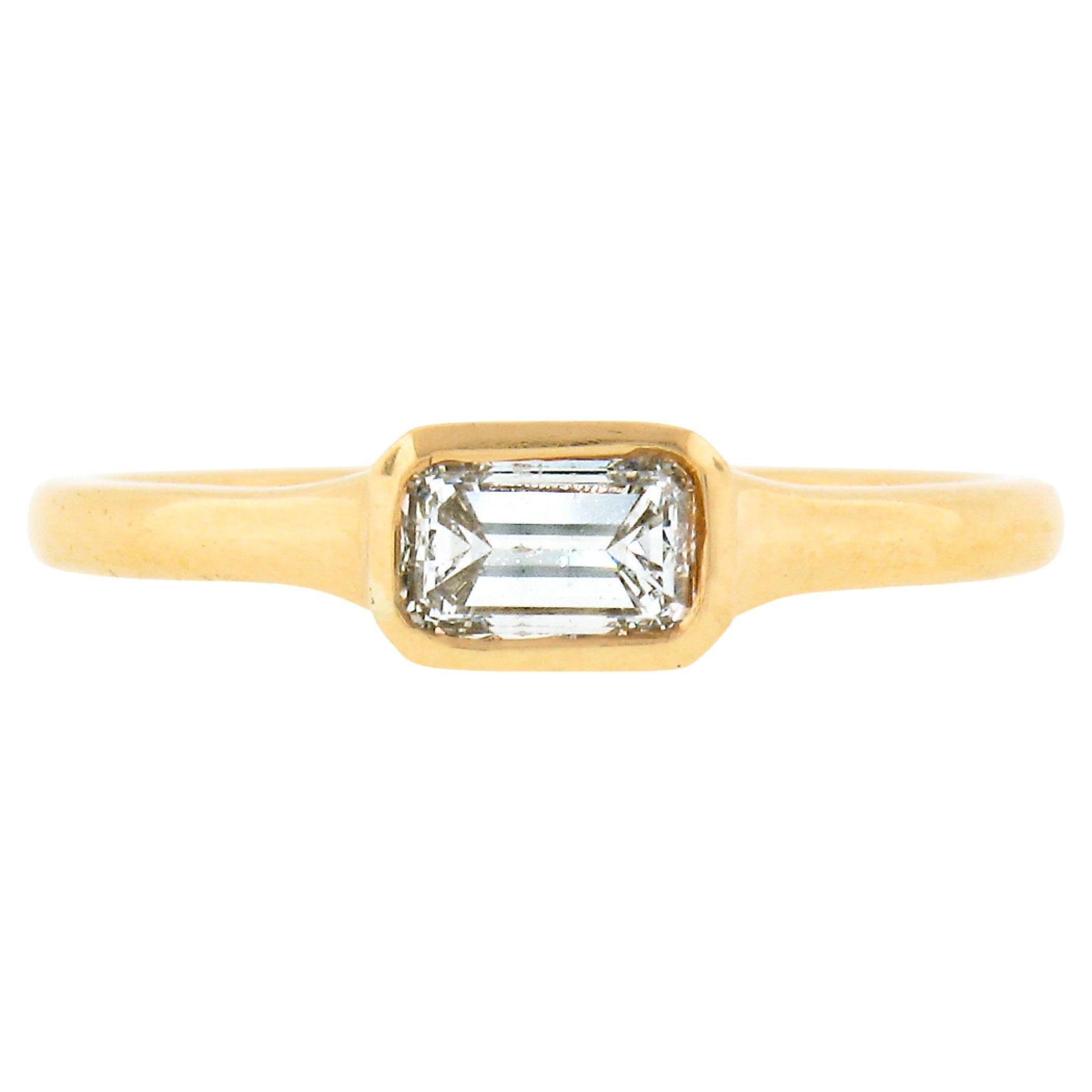 NEW 18k Gold GIA Emerald Cut Sideways Bezel Diamond Solitaire Engagement Ring en vente