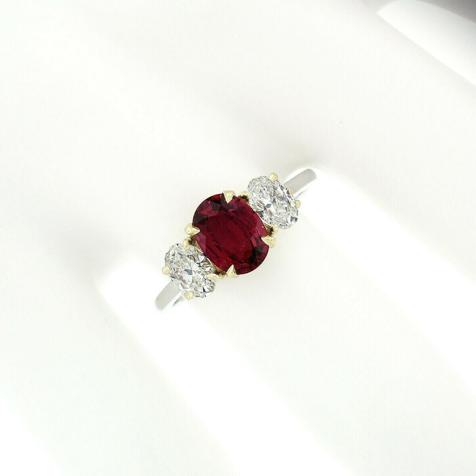 18 Karat Gold GIA Feiner leuchtend roter ovaler Rubin- und Diamant-Dreisteinring (Ovalschliff) im Angebot