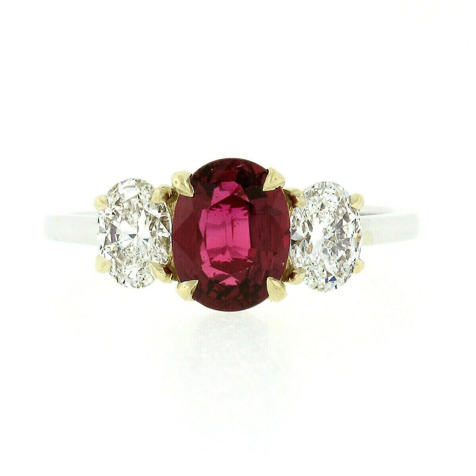 Bague à trois pierres en or 18 carats avec rubis ovale rouge vif et diamants certifiés GIA Neuf - En vente à Montclair, NJ