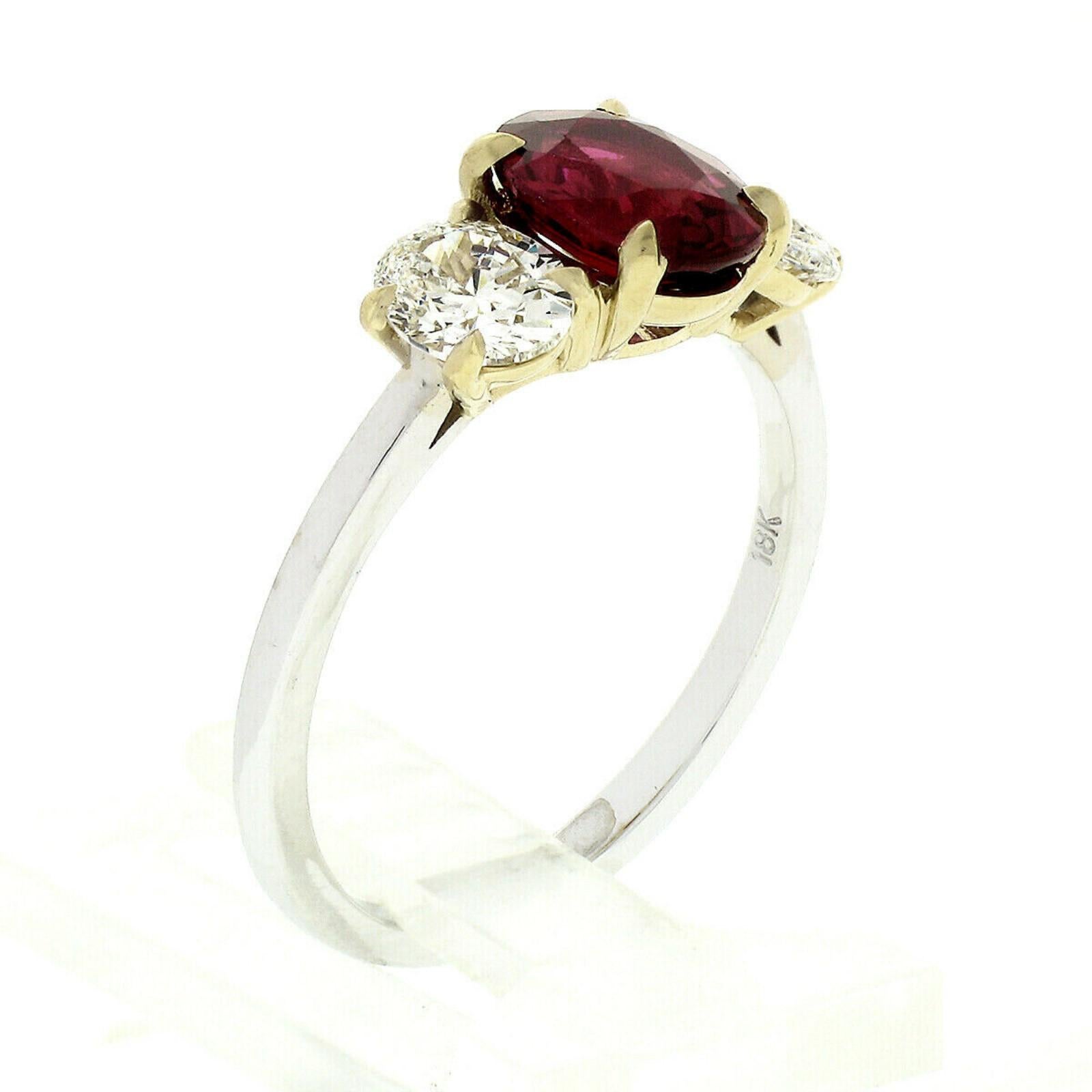 18 Karat Gold GIA Feiner leuchtend roter ovaler Rubin- und Diamant-Dreisteinring Damen im Angebot