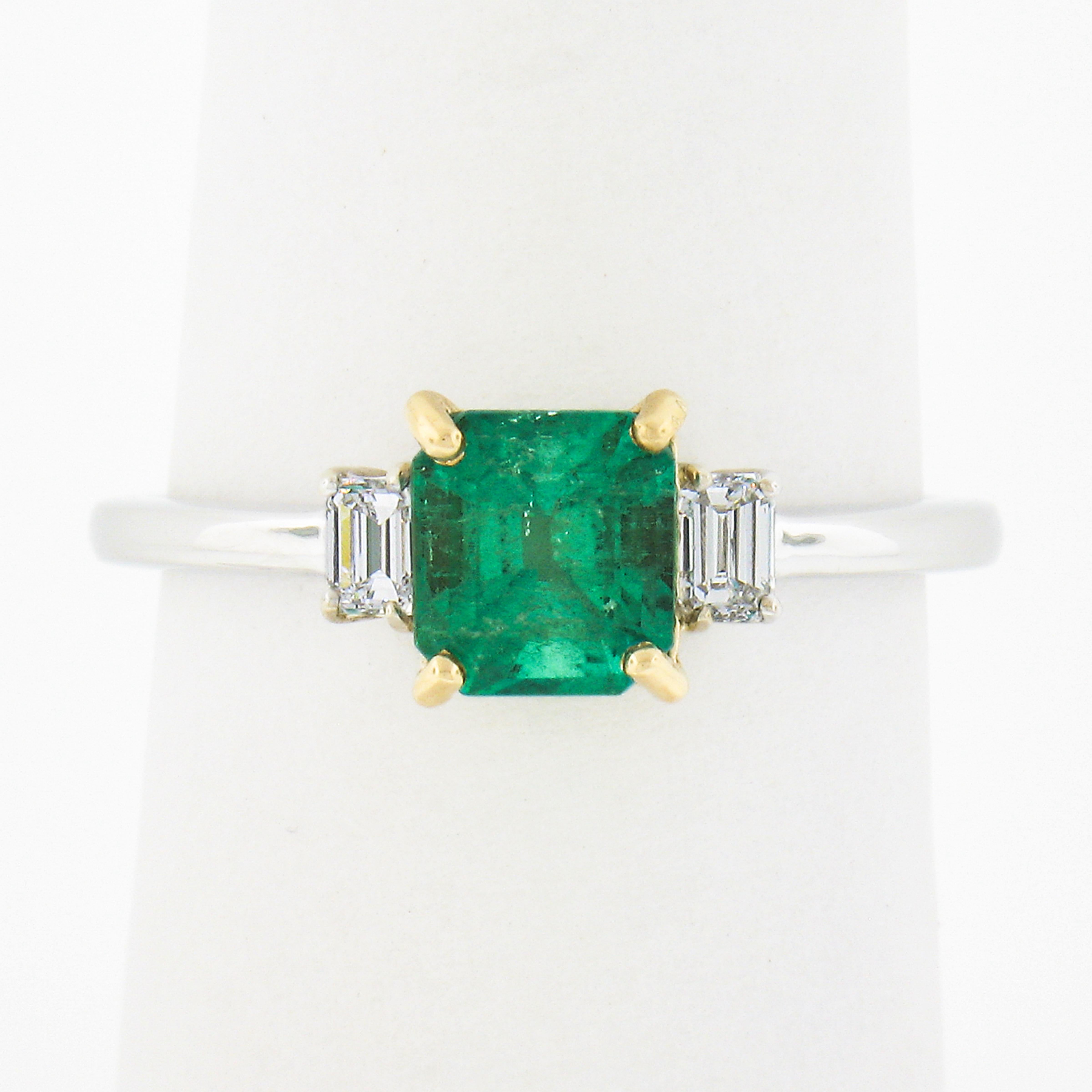 Hier haben wir einen prächtigen Smaragd- und Diamantring, der neu in massivem 18-karätigem Weißgold mit einem Gelbgoldzentrum gefertigt wurde und einen wunderschönen natürlichen kolumbianischen Smaragdstein enthält. Der Solitär zeigt eine lebendige