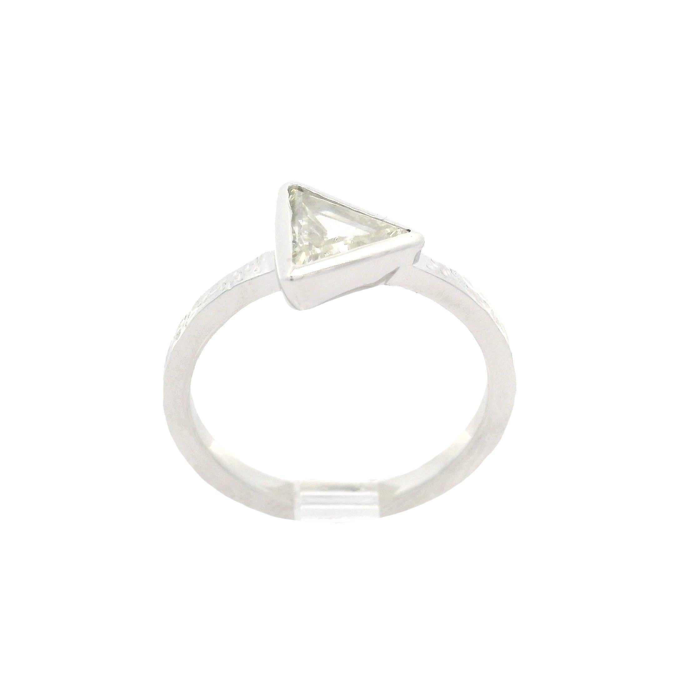 Nuevo Anillo Martillado de Oro Blanco de 18k 0.87ct Bisel Engastado Diamante Solitario Corte Trillón en venta 5