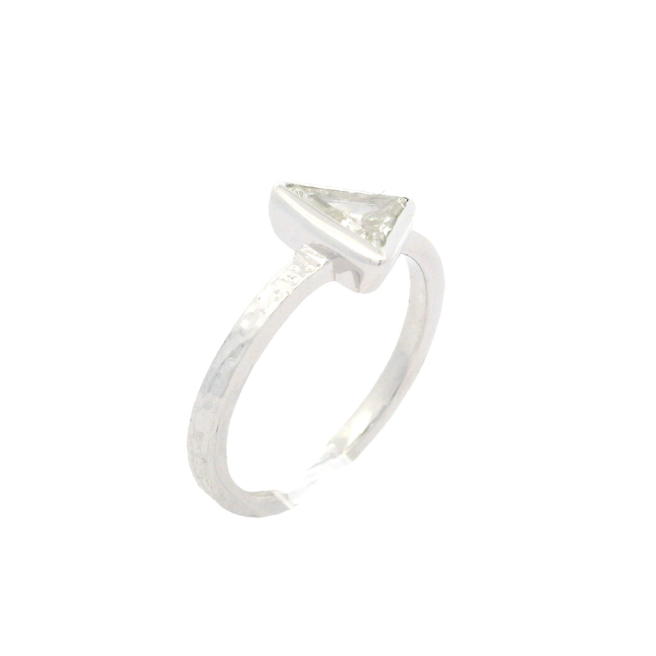Nuevo Anillo Martillado de Oro Blanco de 18k 0.87ct Bisel Engastado Diamante Solitario Corte Trillón en venta 6
