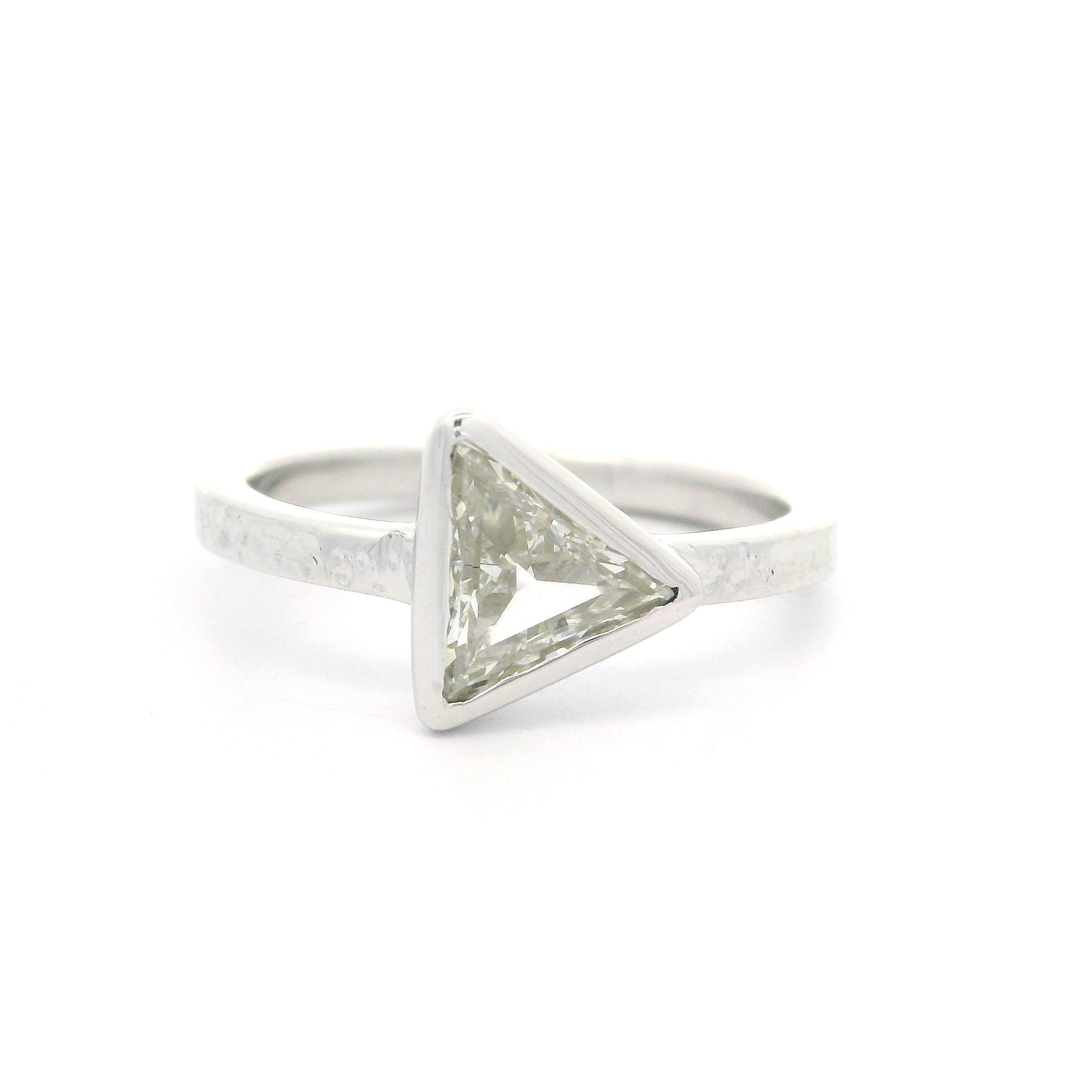 Nuevo Anillo Martillado de Oro Blanco de 18k 0.87ct Bisel Engastado Diamante Solitario Corte Trillón en venta 7