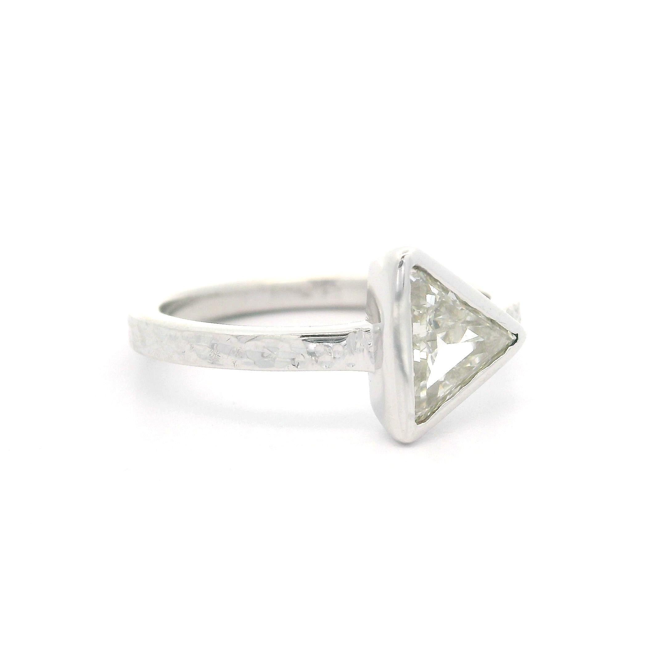 Nuevo Anillo Martillado de Oro Blanco de 18k 0.87ct Bisel Engastado Diamante Solitario Corte Trillón en venta 8