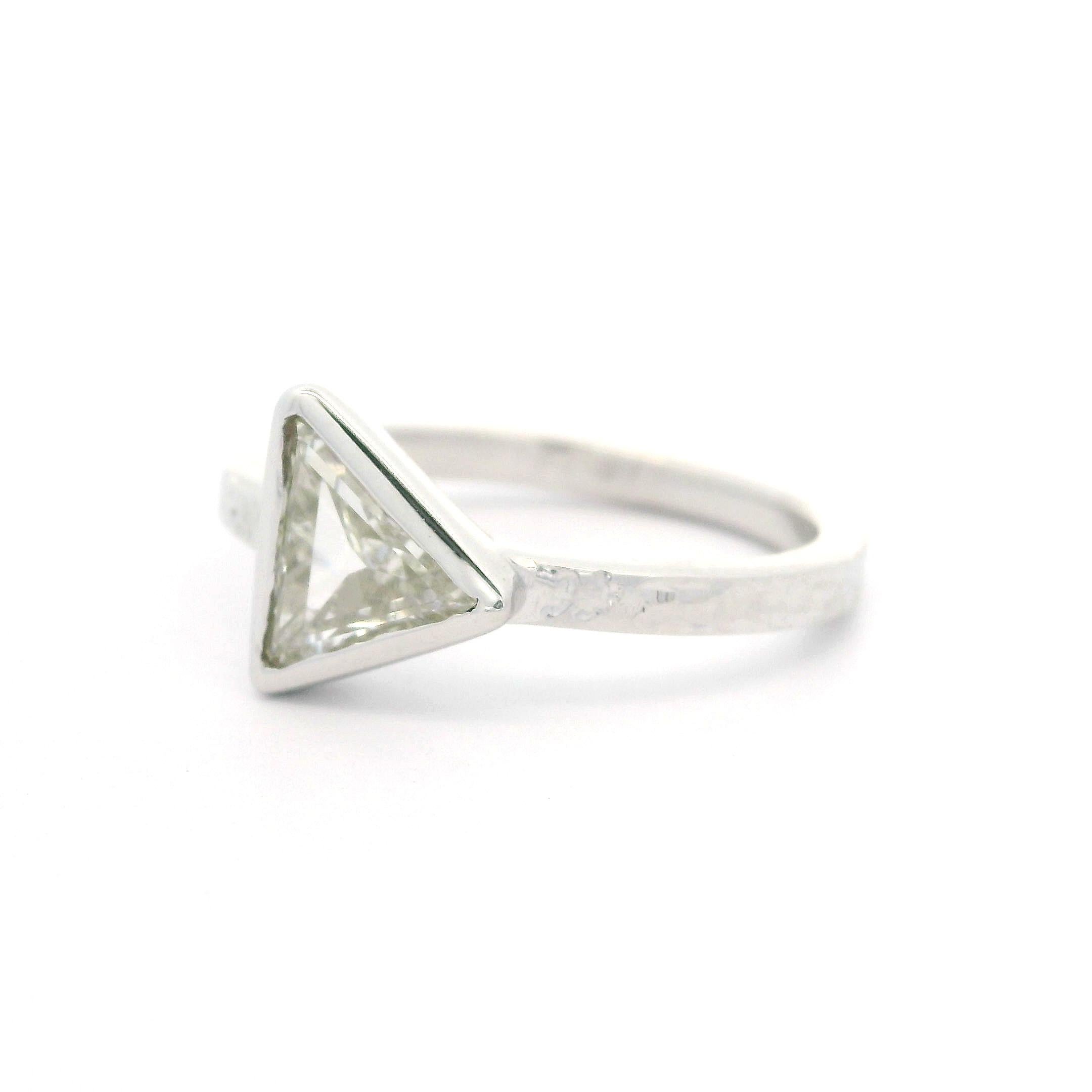 Nuevo Anillo Martillado de Oro Blanco de 18k 0.87ct Bisel Engastado Diamante Solitario Corte Trillón en venta 9