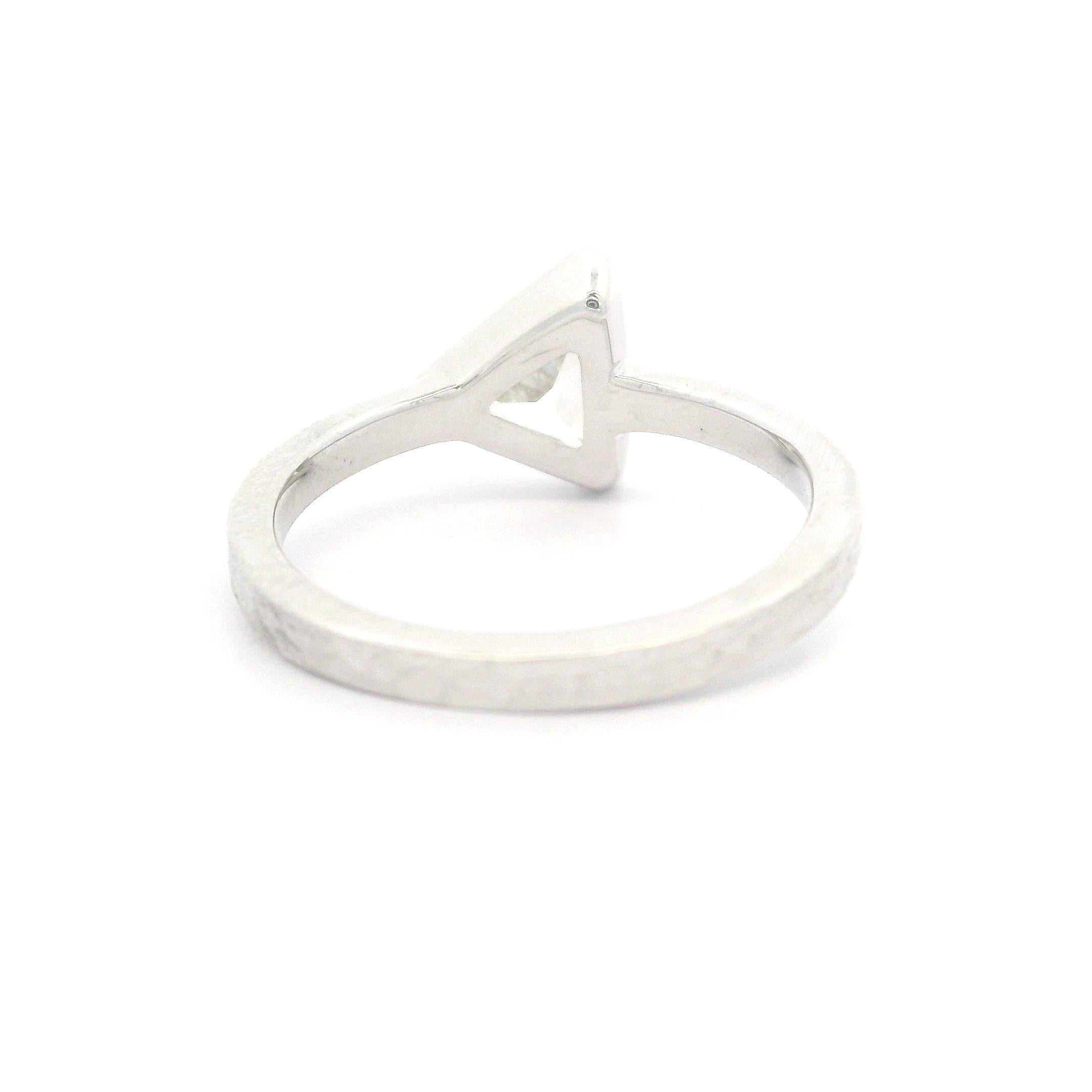 Nuevo Anillo Martillado de Oro Blanco de 18k 0.87ct Bisel Engastado Diamante Solitario Corte Trillón en venta 10