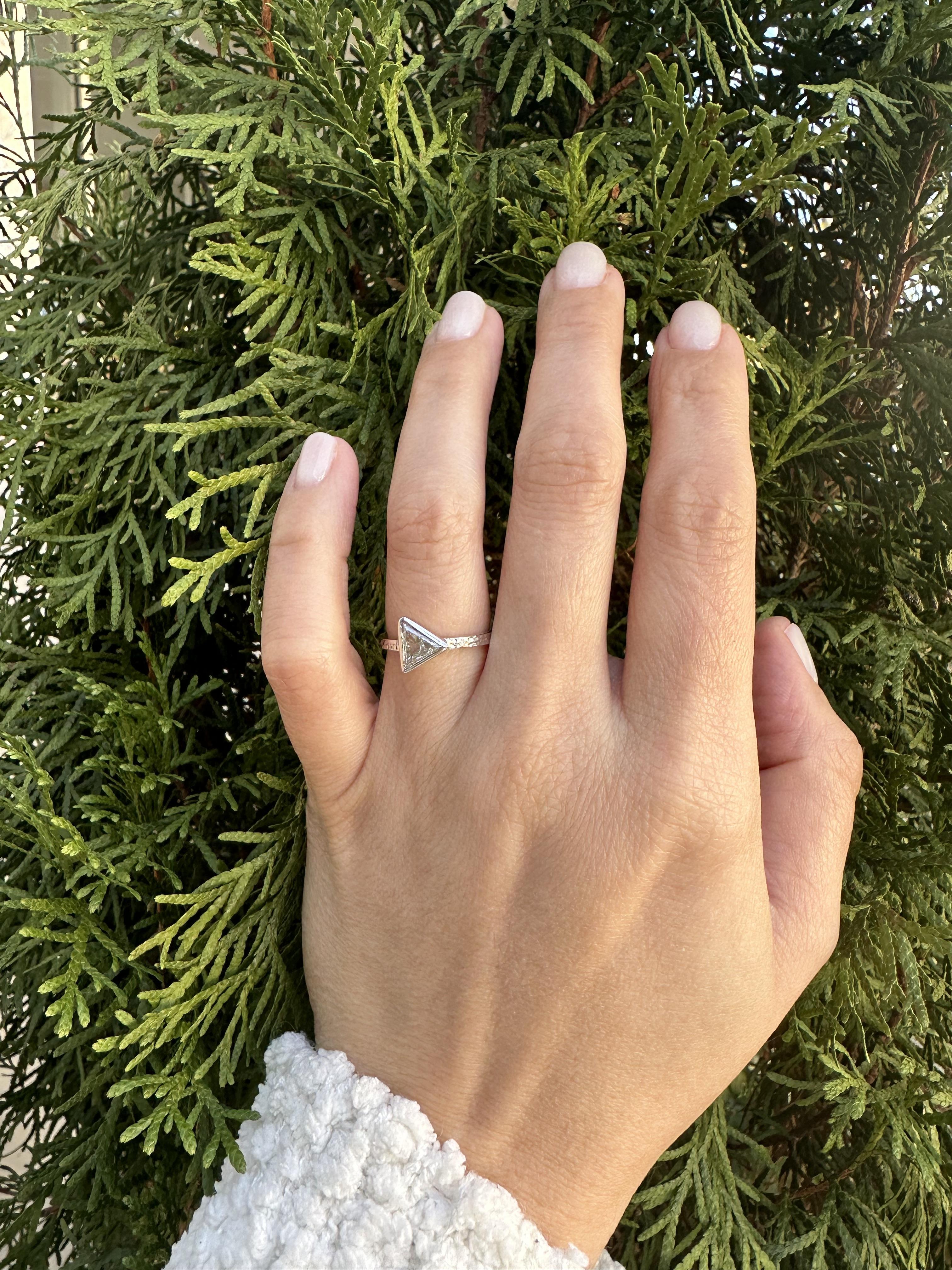 Nuevo Anillo Martillado de Oro Blanco de 18k 0.87ct Bisel Engastado Diamante Solitario Corte Trillón Corte trillion en venta