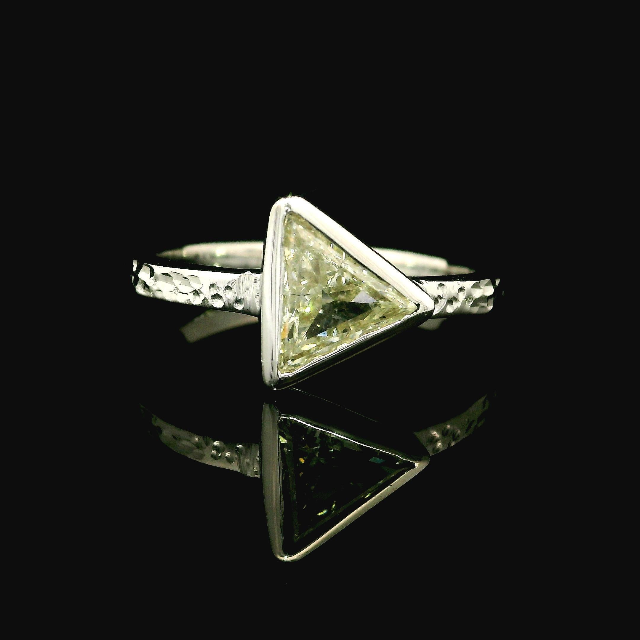 Nuevo Anillo Martillado de Oro Blanco de 18k 0.87ct Bisel Engastado Diamante Solitario Corte Trillón en Nuevo estado para la venta en Montclair, NJ