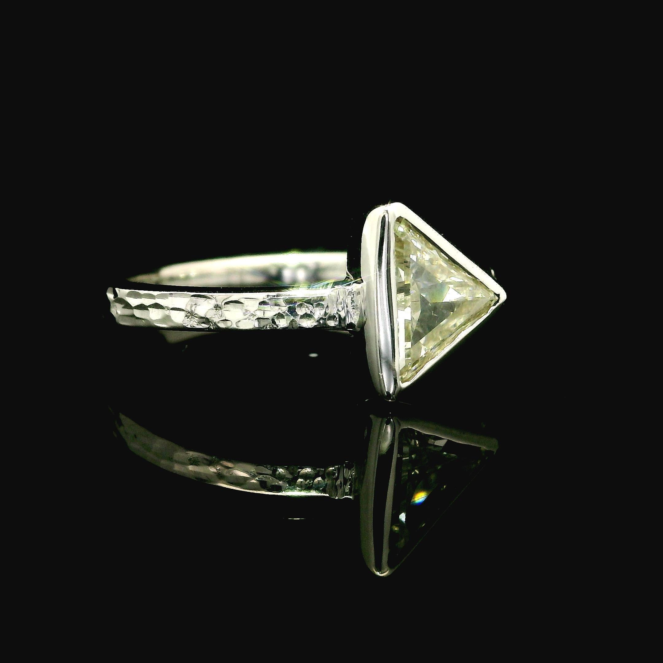 De las mujeres Nuevo Anillo Martillado de Oro Blanco de 18k 0.87ct Bisel Engastado Diamante Solitario Corte Trillón en venta