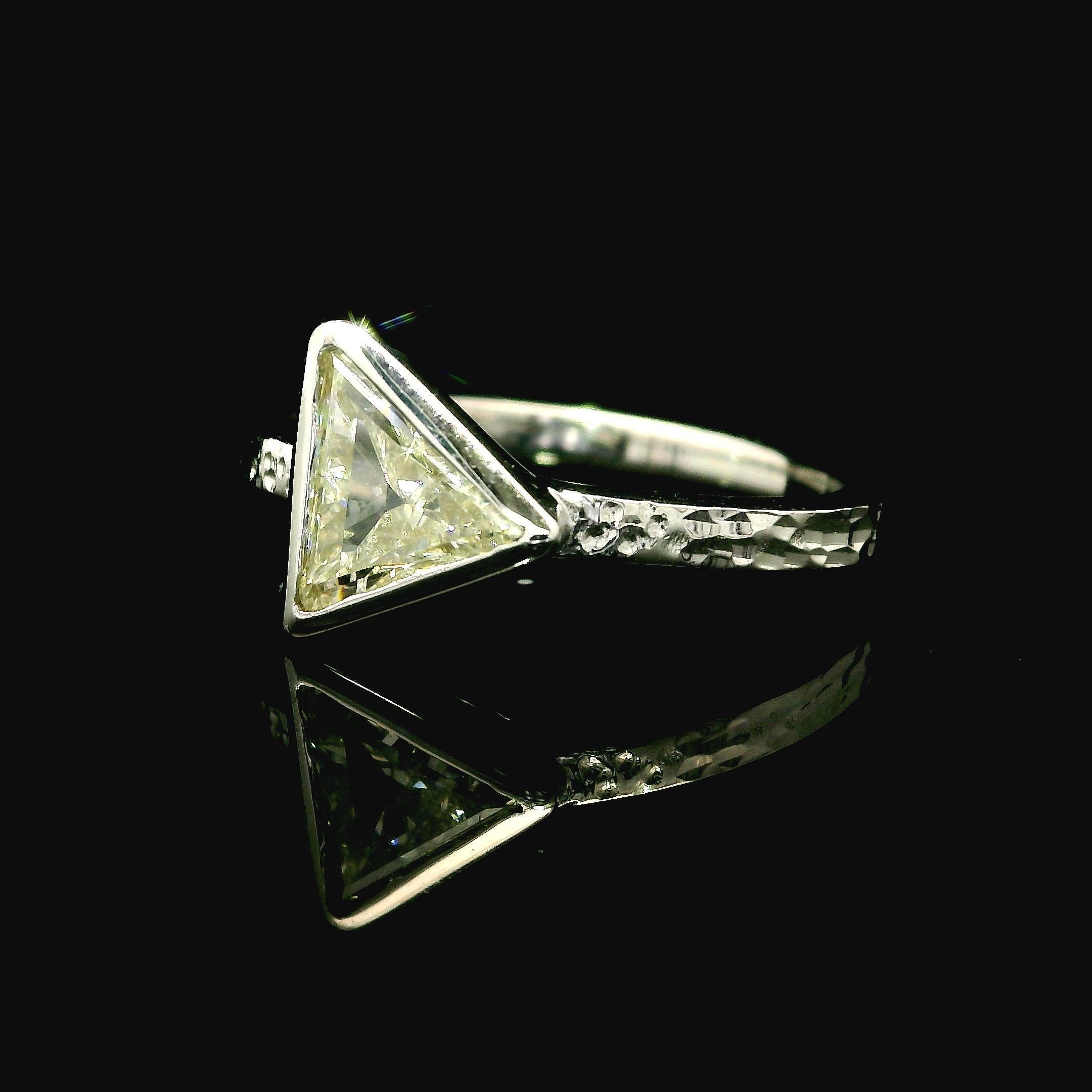 Nuevo Anillo Martillado de Oro Blanco de 18k 0.87ct Bisel Engastado Diamante Solitario Corte Trillón en venta 1
