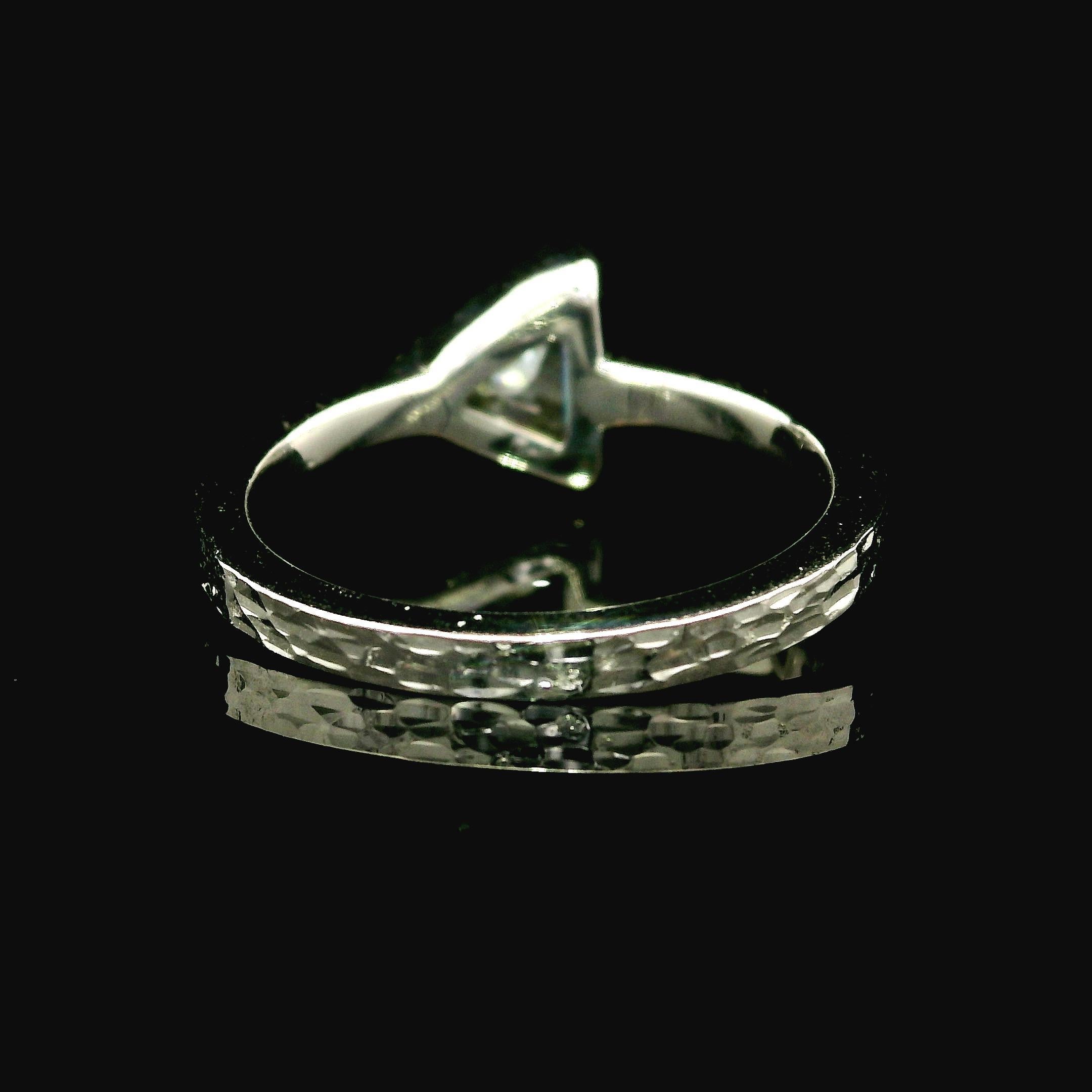 Nuevo Anillo Martillado de Oro Blanco de 18k 0.87ct Bisel Engastado Diamante Solitario Corte Trillón en venta 2