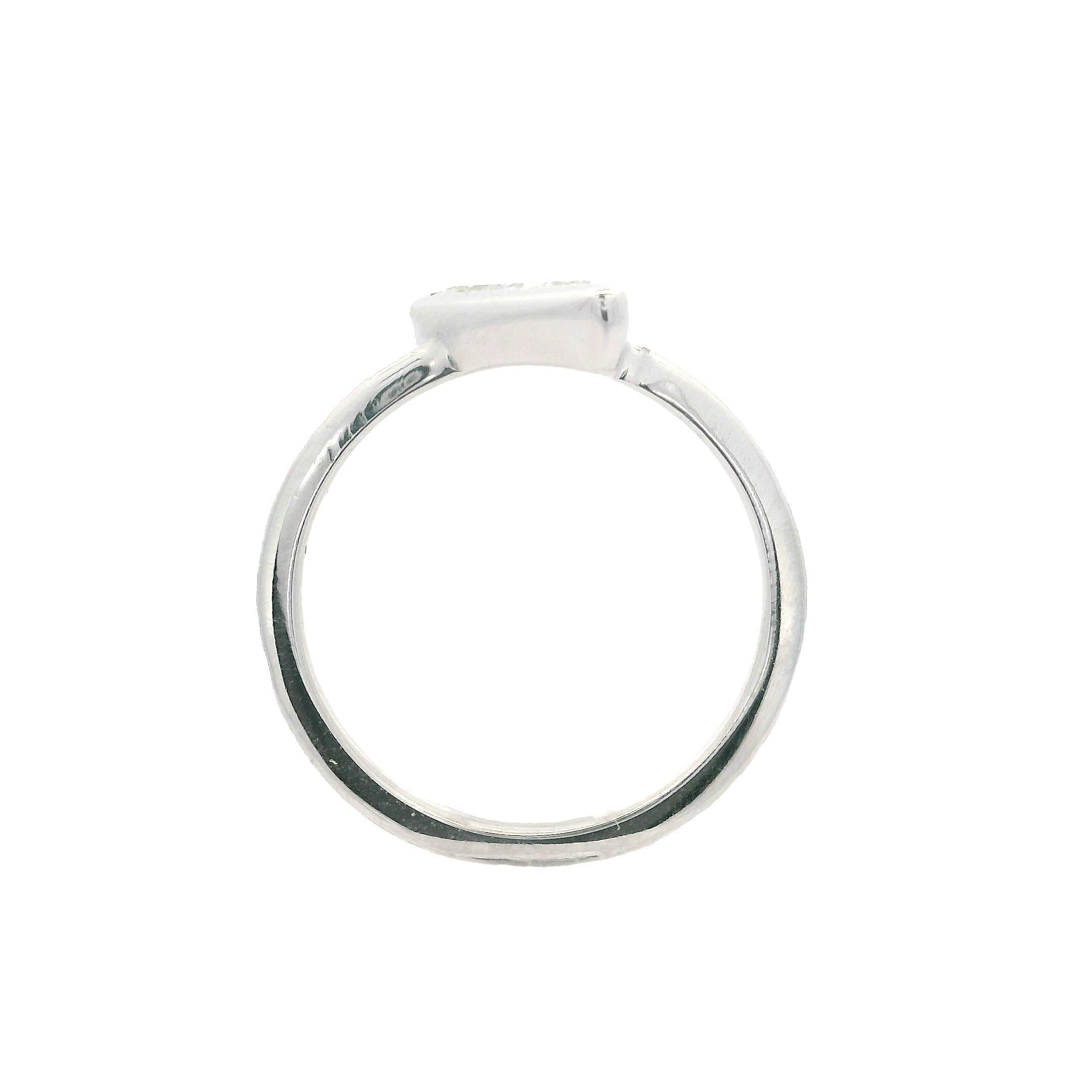 Nuevo Anillo Martillado de Oro Blanco de 18k 0.87ct Bisel Engastado Diamante Solitario Corte Trillón en venta 3