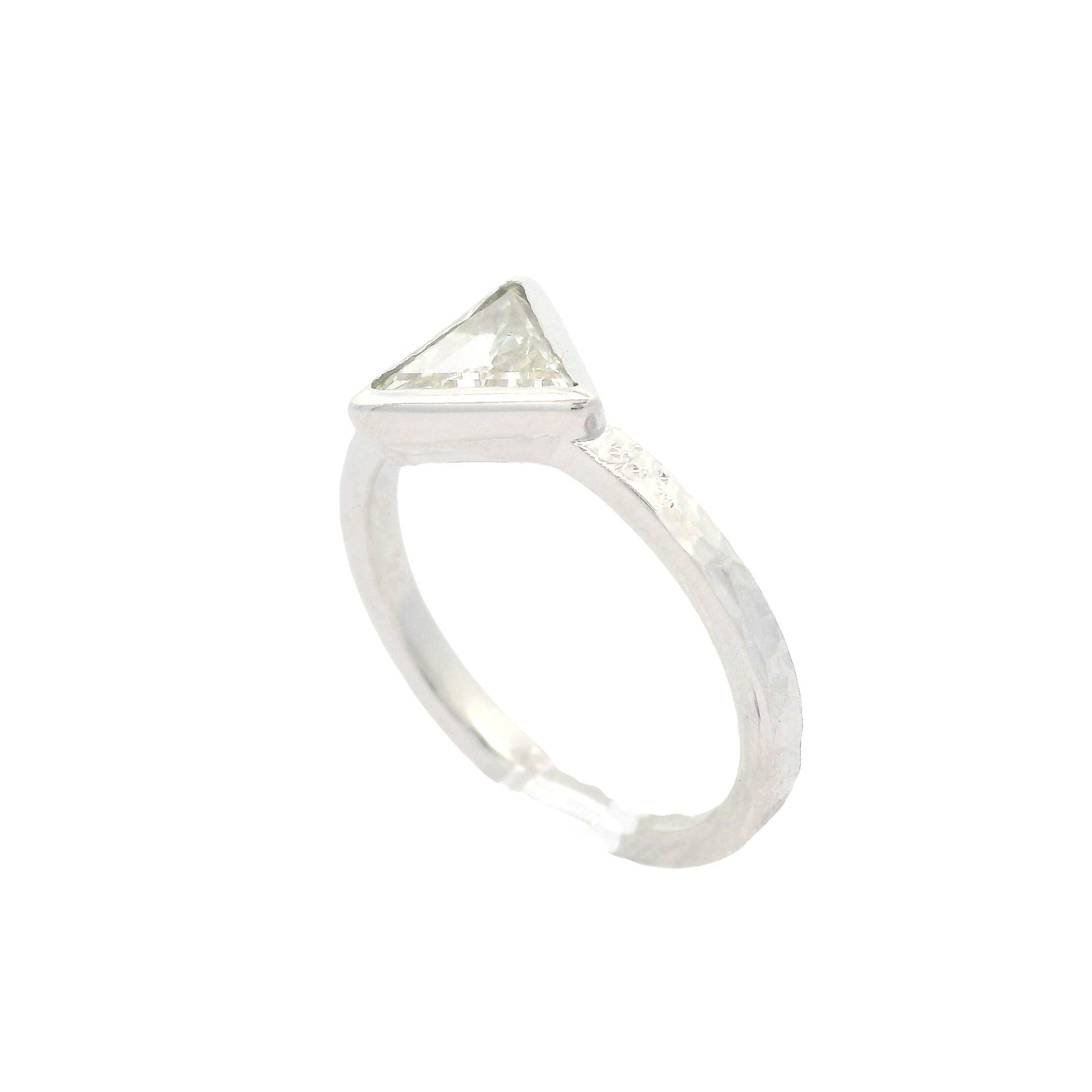 Nuevo Anillo Martillado de Oro Blanco de 18k 0.87ct Bisel Engastado Diamante Solitario Corte Trillón en venta 4