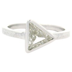 Neuer 18 Karat Weißgold 0,87 Karat Lünette gefasster Trillionschliff Diamant Solitär gehämmerter Ring