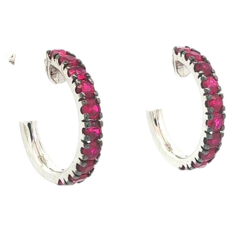 Neu 18k Weißgold 0,90ctw Vivid Rich Red Ruby Huggie Cuff Hoop Ohrringe im Angebot