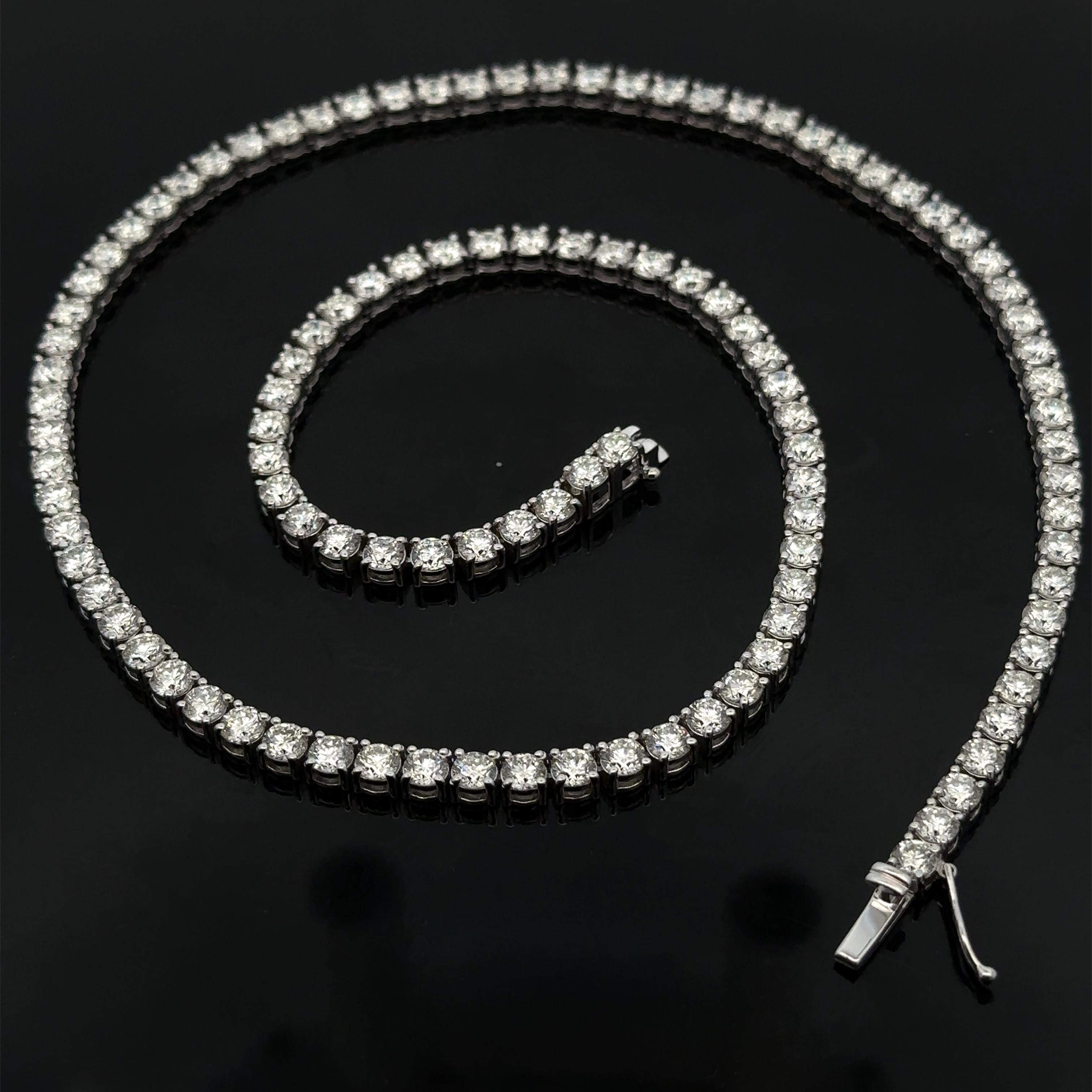 New 18k White Gold 20.80ctw VS Round Diamond Classic Line Tennis Necklace In condizioni Nuovo in vendita a Montclair, NJ