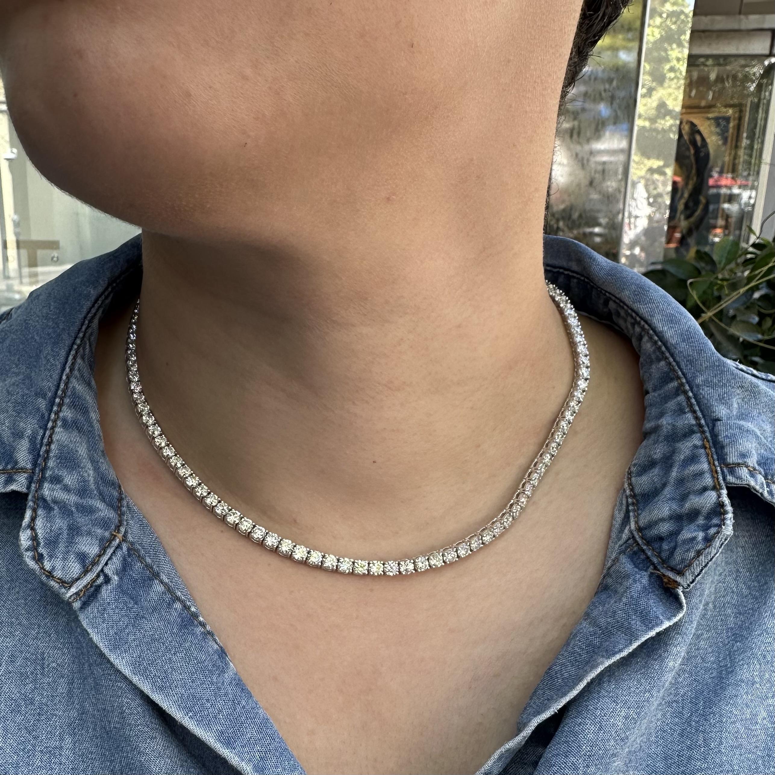 New 18k White Gold 20.80ctw VS Round Diamond Classic Line Tennis Necklace in vendita 1