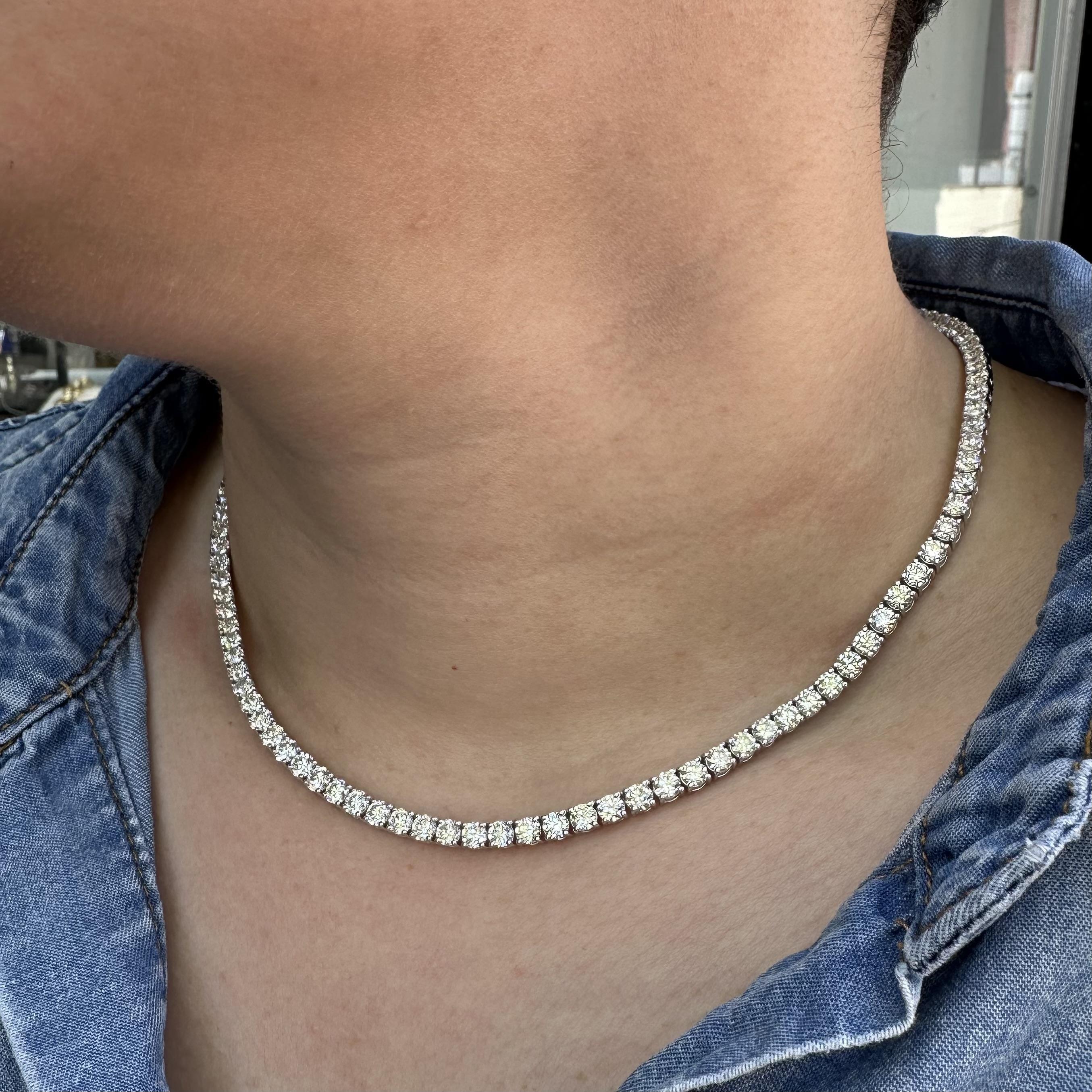 New 18k White Gold 20.80ctw VS Round Diamond Classic Line Tennis Necklace in vendita 2