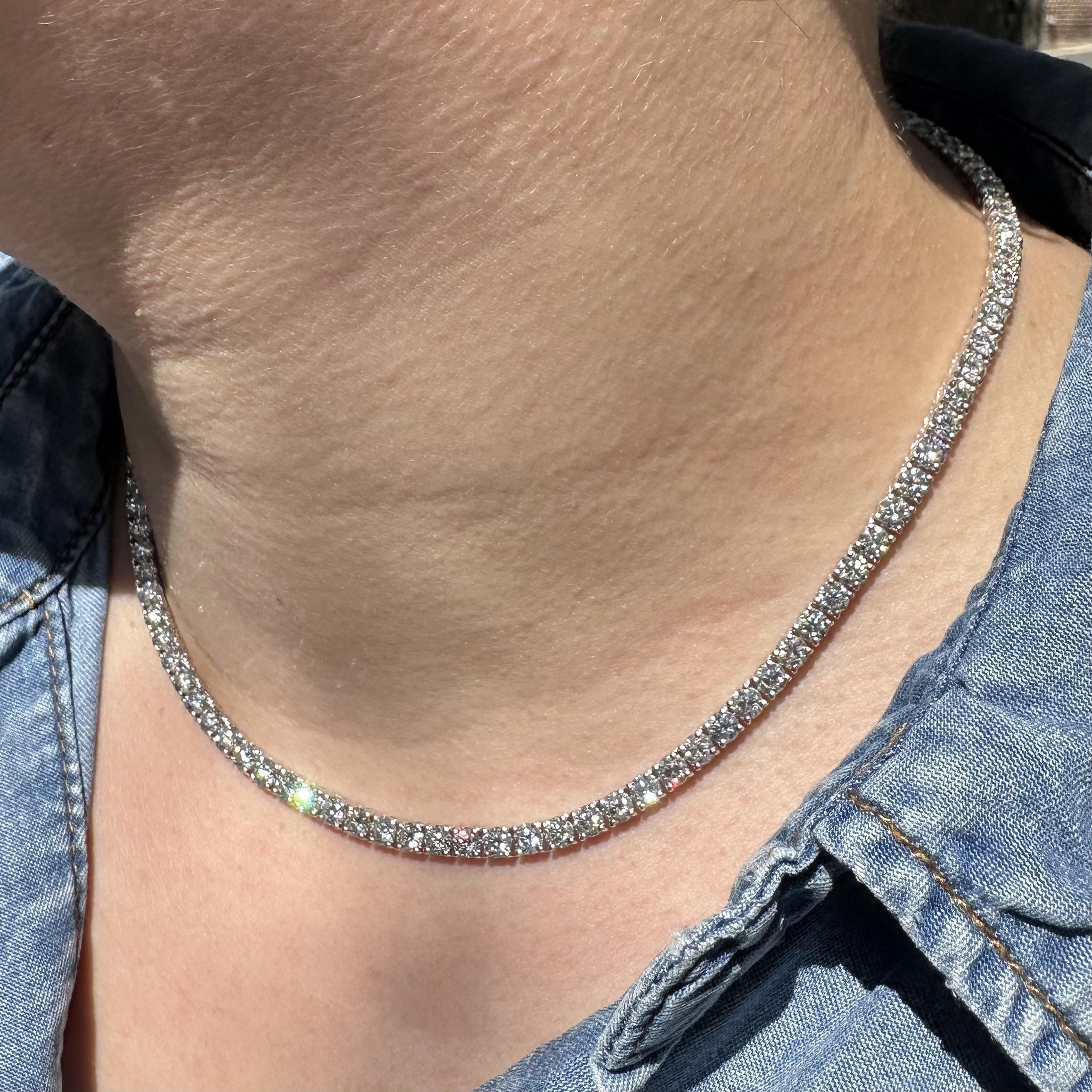 New 18k White Gold 20.80ctw VS Round Diamond Classic Line Tennis Necklace in vendita 3
