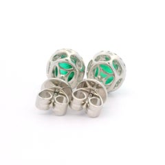 New 18k White Gold 3.07ctw Oval Cabochon Emerald & Diamond Halo Stud Earrings (orecchini a lobo con diamanti)