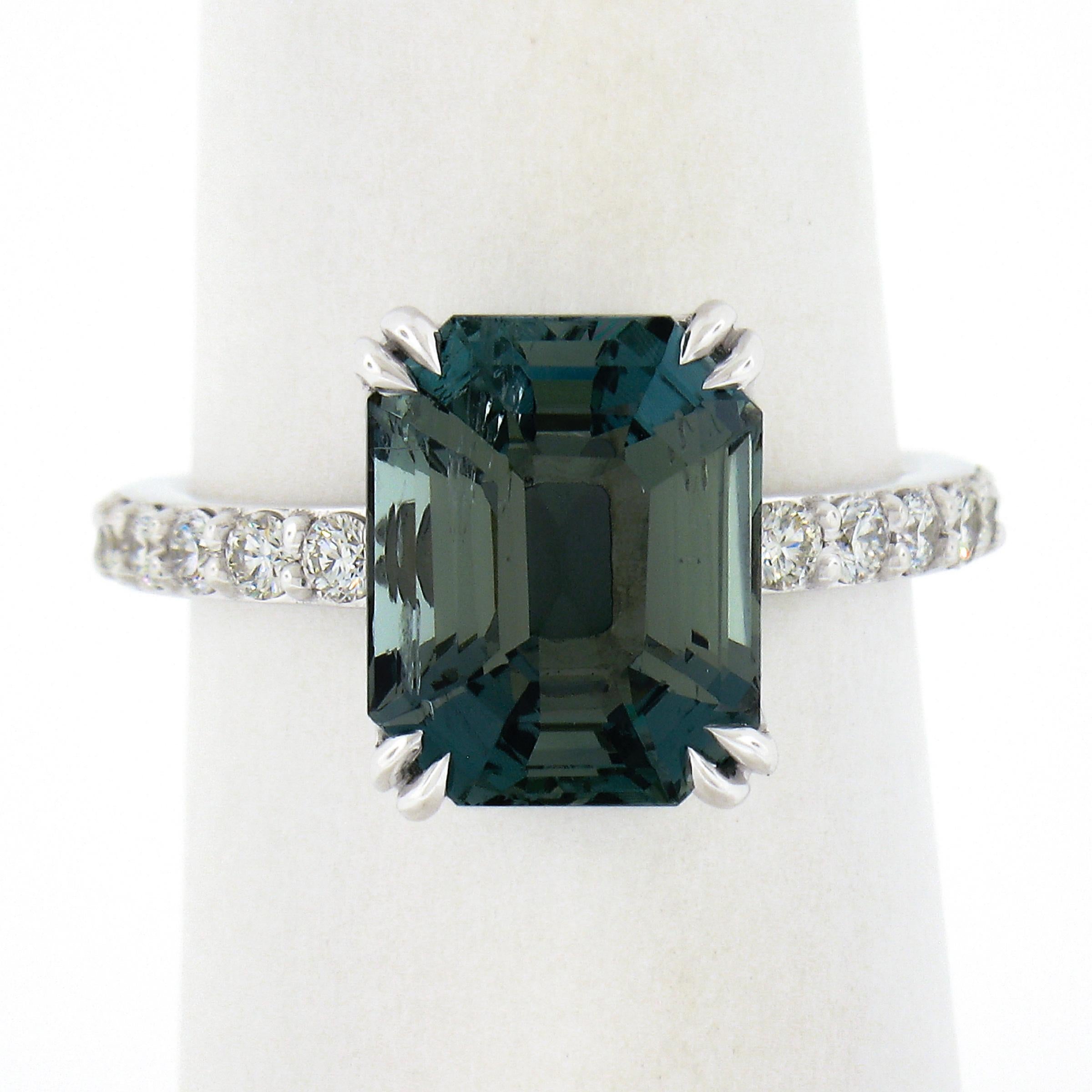 Hier haben wir diesen außergewöhnlichen und einzigartig gefärbten, GIA-zertifizierten, natürlichen Aquamarin, der in der Mitte einer klassisch raffinierten Fassung gefasst ist und von 18 feinen, runden Diamanten im Brillantschliff akzentuiert wird.