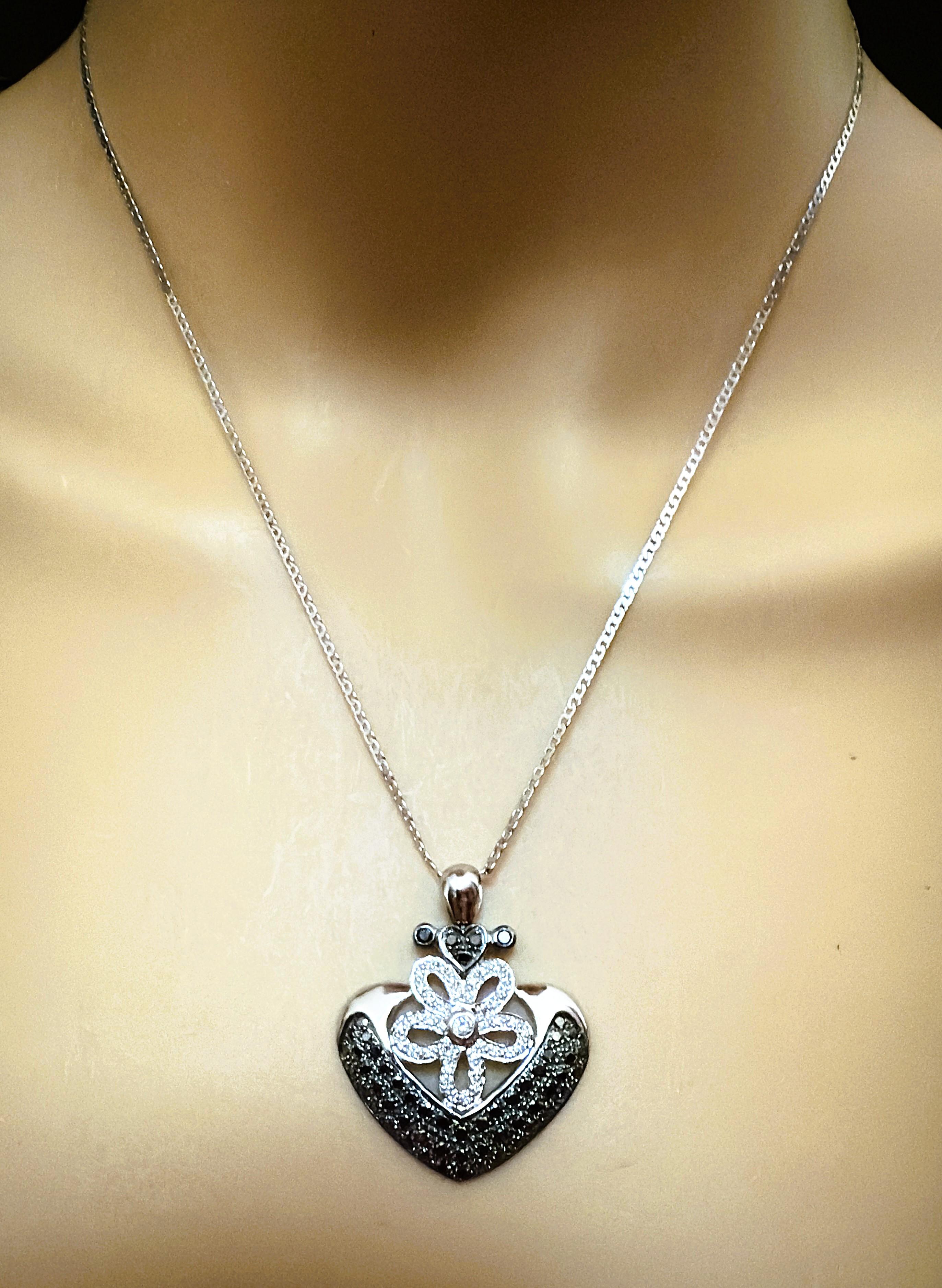 Dieser Anhänger ist einfach wunderschön von Black, Star & Frost, die historischen High-End-Schmuck Makers in Amerika sind.   Es ist so gut gemacht.  Sogar der Bügel ist schwenkbar.  Er hat die Form eines Herzens und ist mit 0,20 Karat weißen