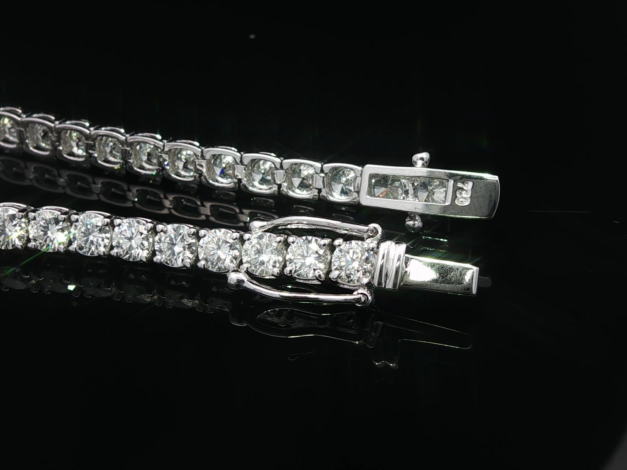 --Piedra(s):--
(45) Diamantes auténticos naturales - talla brillante redonda - engastados - color H/I - claridad VS2 - 8,67ctw (exacto)

Material: Oro blanco macizo de 18 quilates
Peso: 12,86 gramos
Tipo de cadena: Pulsera de tenis de línea
Longitud