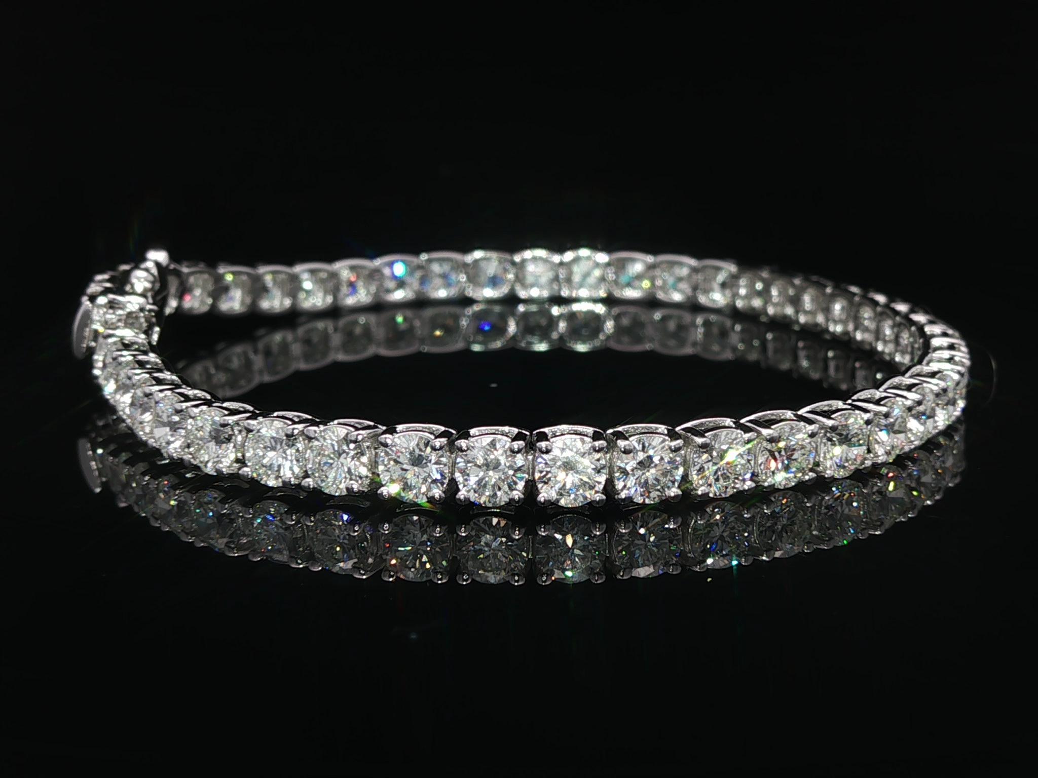 Nueva pulsera de tenis de oro blanco de 18 quilates con 8,67 quilates de diamantes redondos ardientes de línea clásica en venta 1