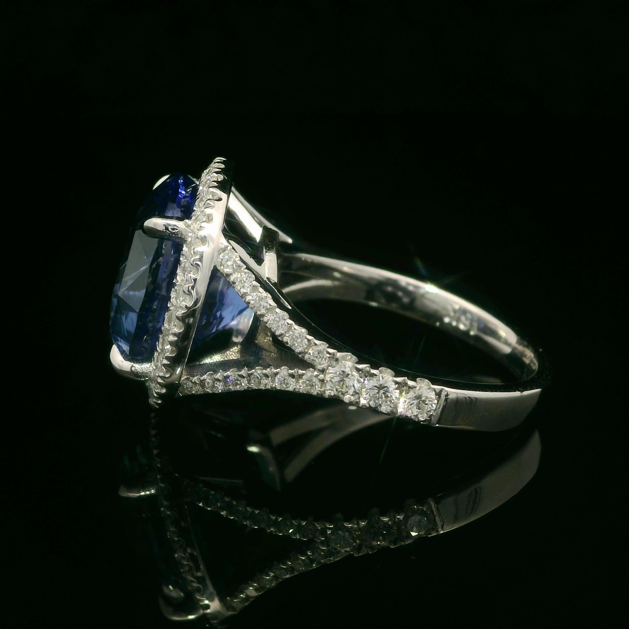 Neuer 18 Karat Weißgold GIA 10,74 Karat Großer runder Saphir Diamant Halo geteilter Ring Damen im Angebot