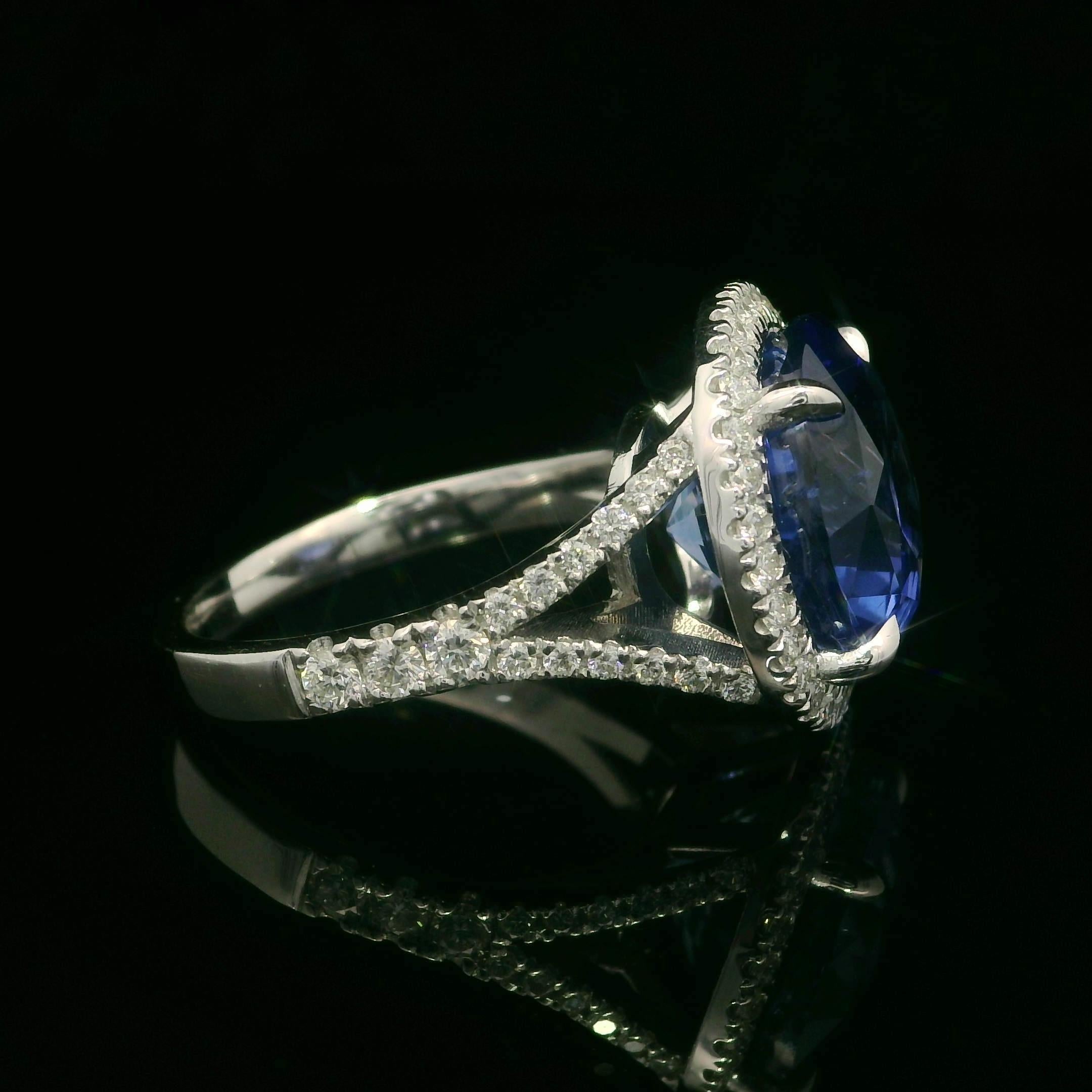 Neuer 18 Karat Weißgold GIA 10,74 Karat Großer runder Saphir Diamant Halo geteilter Ring im Angebot 1