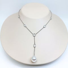 Collana in oro bianco, diamanti e perle