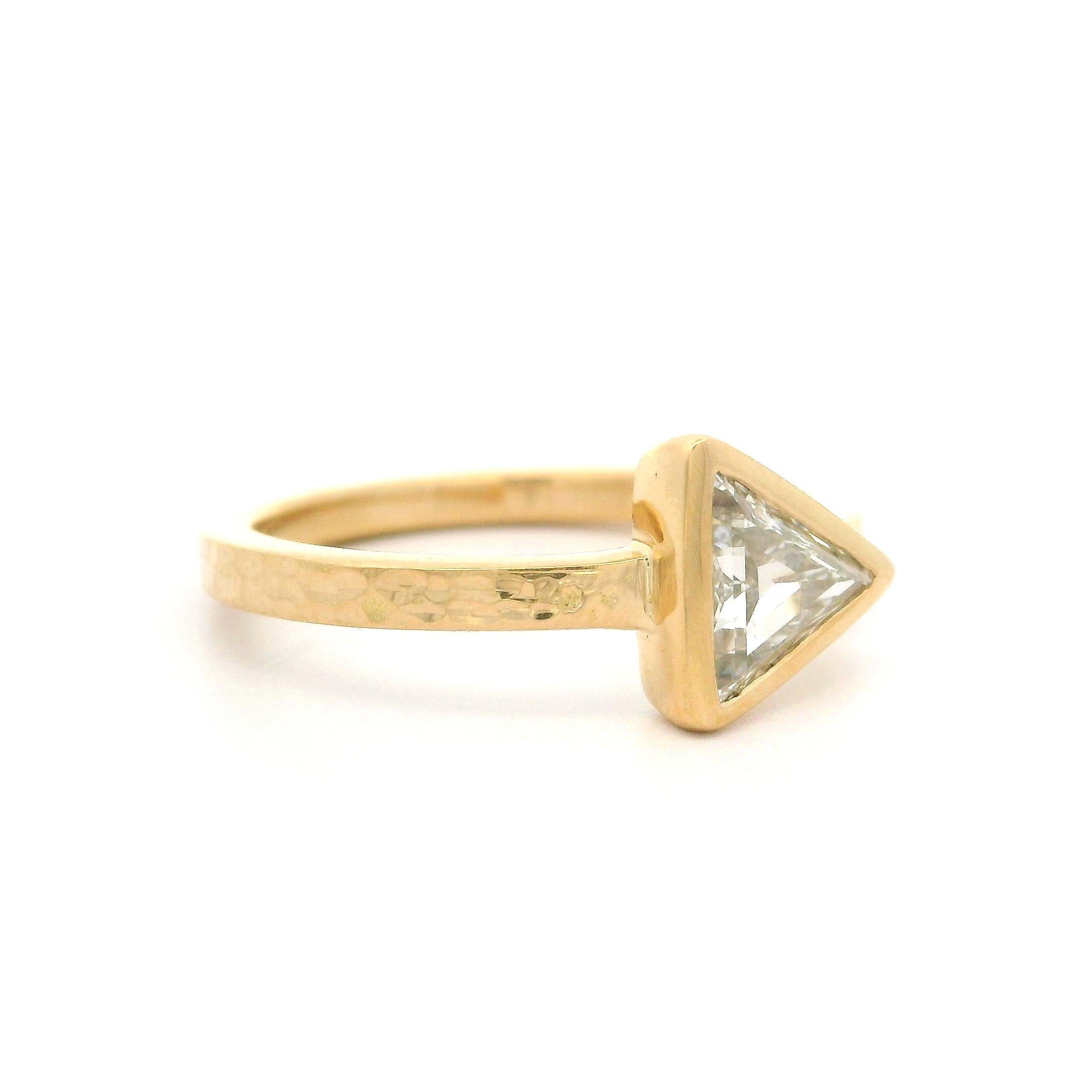 Bague neuve en or jaune 18 carats avec diamants taille trillion sertis en chaton de 0,62 carat en vente 5